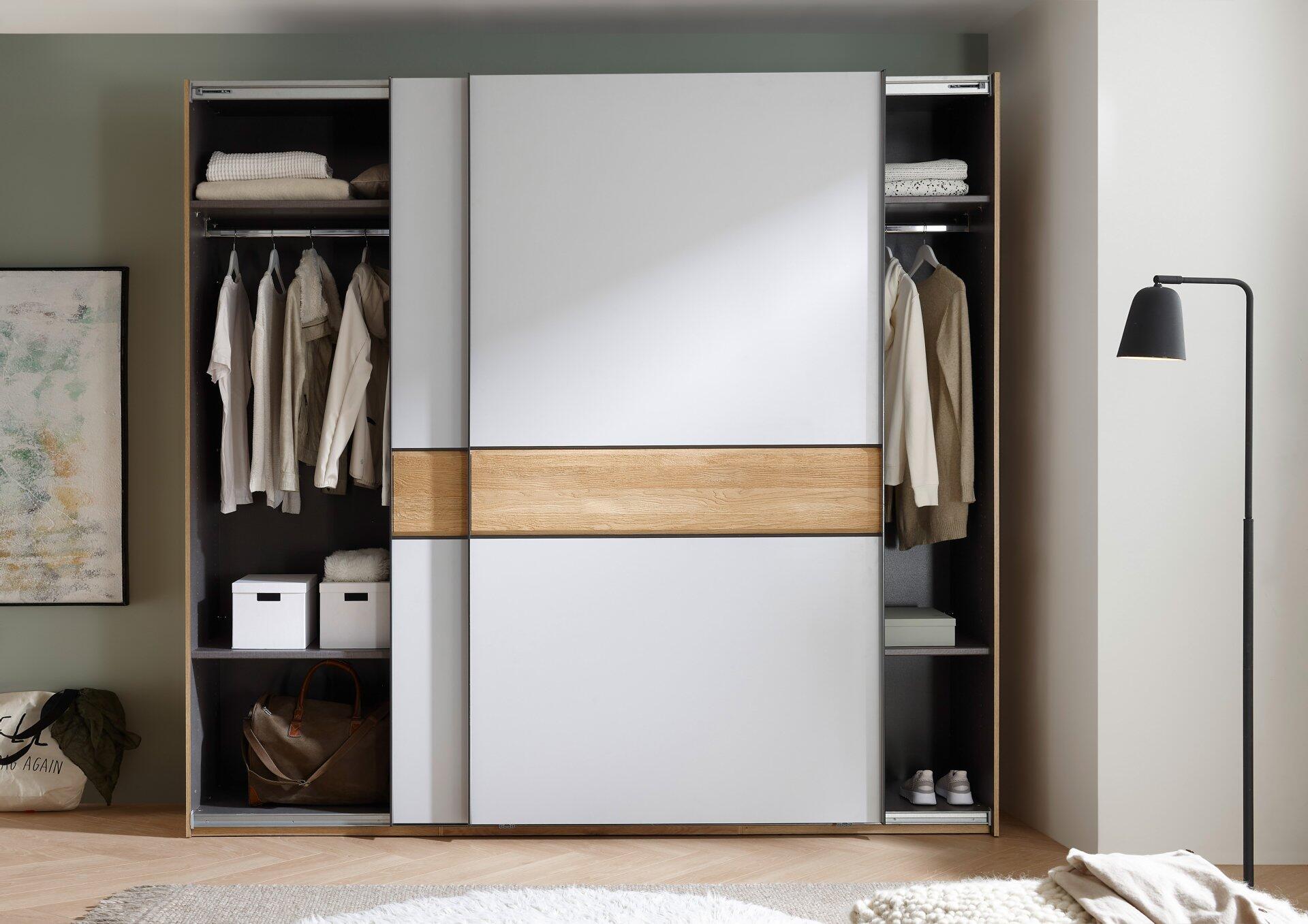Schwebetürenschrank, Pesina
