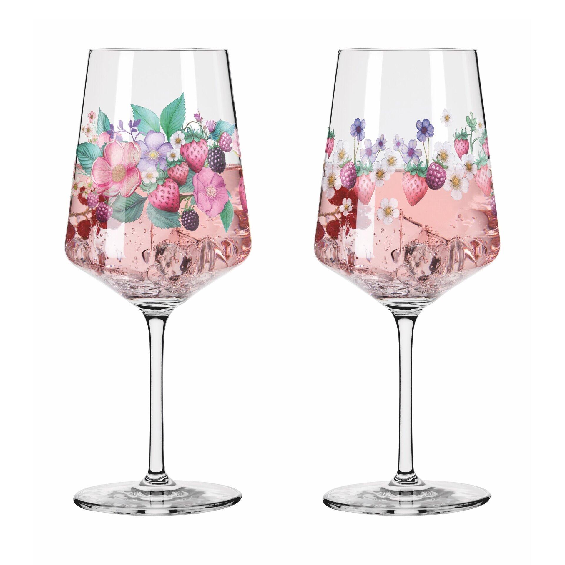 Aperitifglas-Set mit zwei hoch und schlanken Gläsern, die in einer frontalen Perspektive auf einem weißen Untergrund stehen und ein detailliertes Motiv aus roten Erdbeeren, rosa Blüten und perlenden Akzenten zeigen.