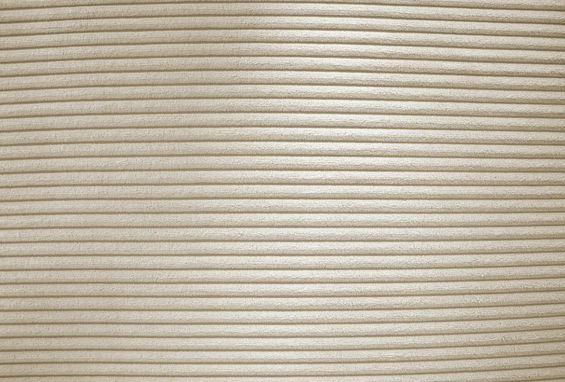 Nahaufnahme der Holzmaserung der Wohnlandschaft Tim mit feinen, parallelen Linien und einer hellen, beige-grauen Farbgebung.