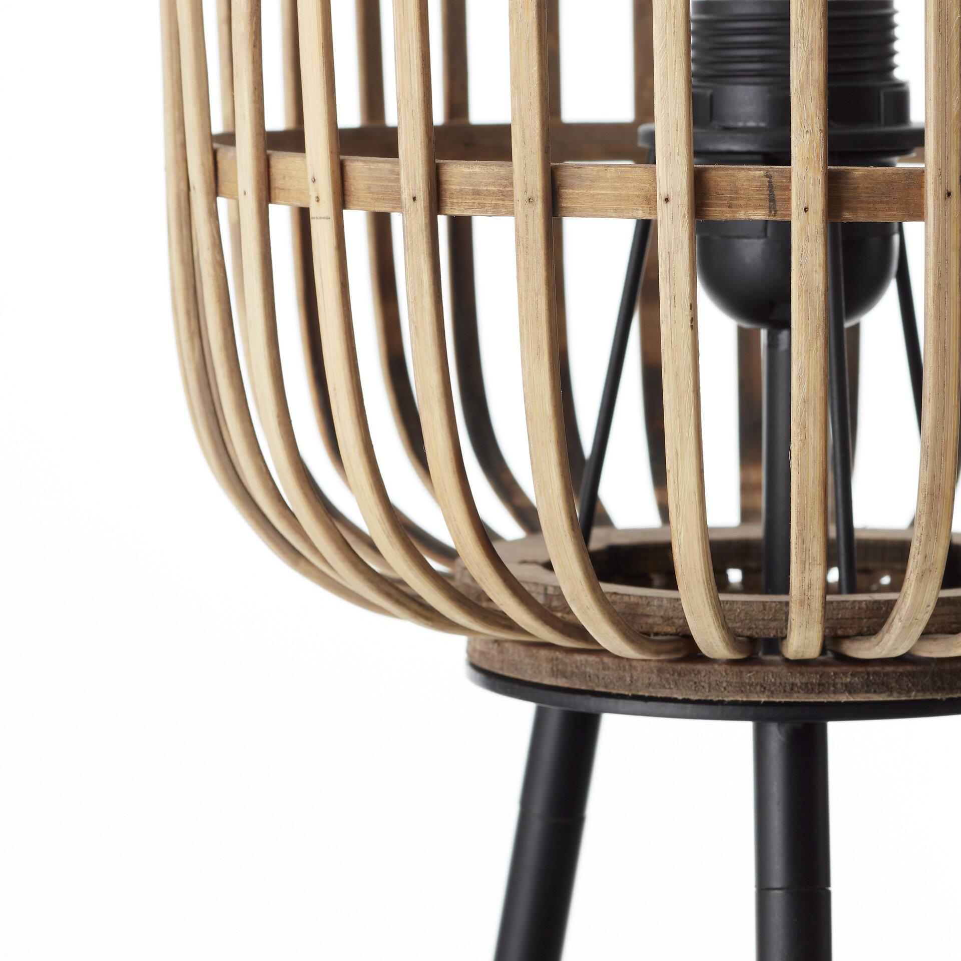 Stehleuchte Woodrow mit Lampenschirm aus geflochtenen, hellen Holzlatten und dunklem Holzinnenleben, Fußschalter und schwarzem Metallfuß.