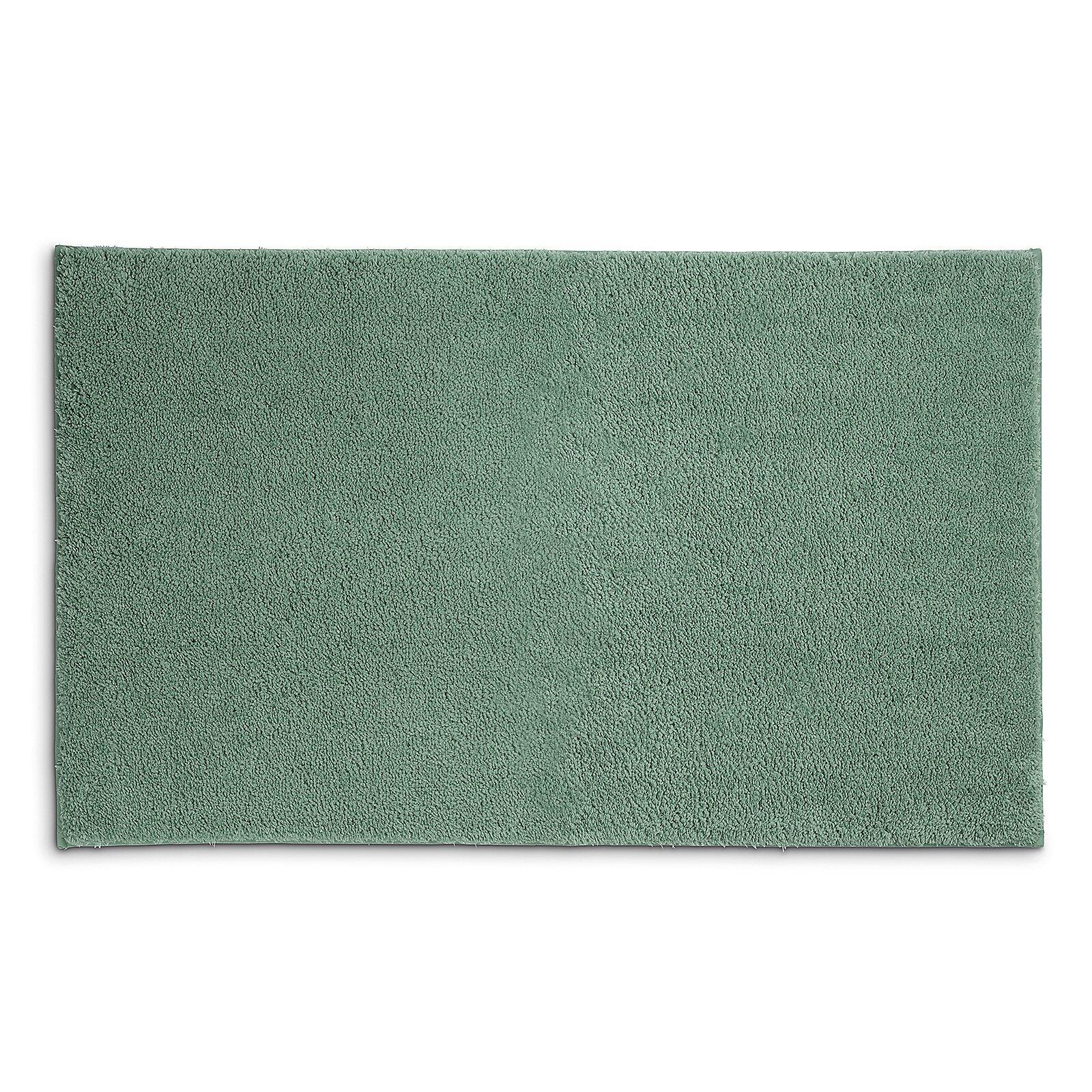 Flauschige, hellgrüne Badematte Maja mit kurzem Flor und einer Größe von 120x70 cm, aus der Vogelperspektive erkennbar.