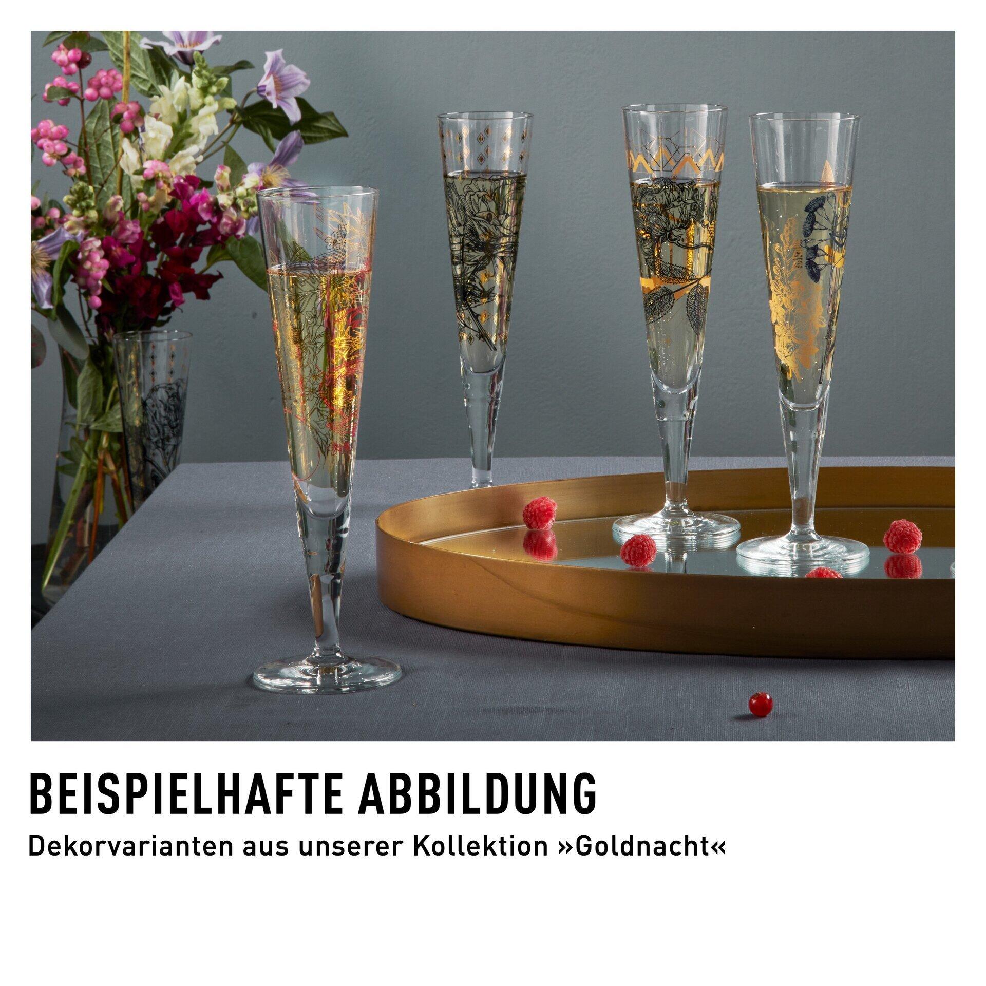 Vier Champagnergläser mit goldenen Verzierungen und floralen Mustern auf einer goldenen Servierplatte, arrangiert mit Himbeeren und blühenden Pflanzen, präsentiert in einer eleganten, leicht erhöhten Perspektive.