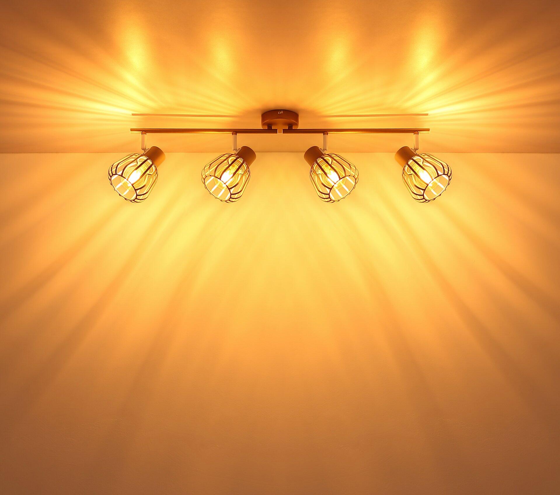 Strahler OLIN: Dreifach-Spotleuchte mit vier dreh- und schwenkbaren Spots, deren dekorative Metallüberzüge warmes Licht auf die Decke werfen.