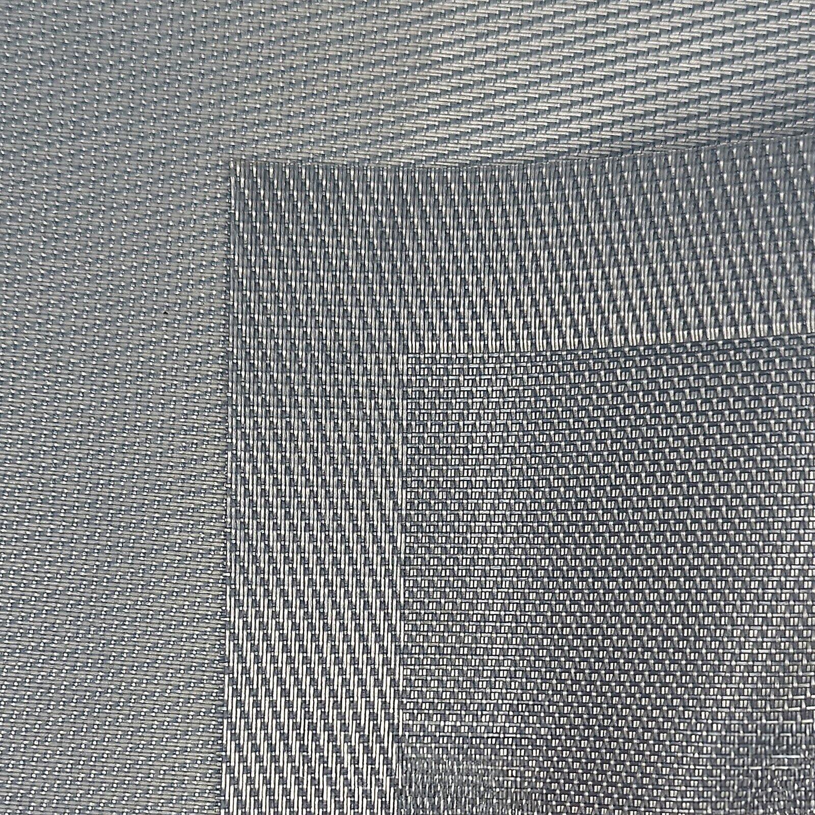 Detailaufnahme des grauen, gewebten Materials des Tisch-Sets Nica, das eine robuste und gleichmäßige Webstruktur zeigt.