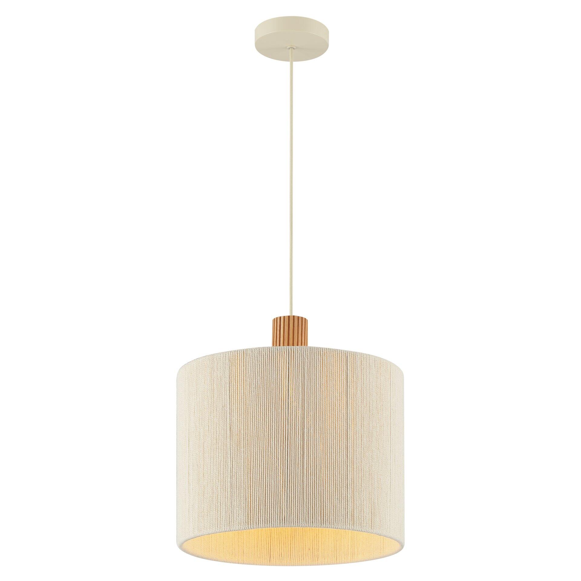 Pendelleuchte Arlo mit zylindrischem, hellbeigem Stoffschirm, vertikalem Linienmuster und Holz-Element, beinahe vollständig in voller Höhe aus Frontperspektive dargestellt.