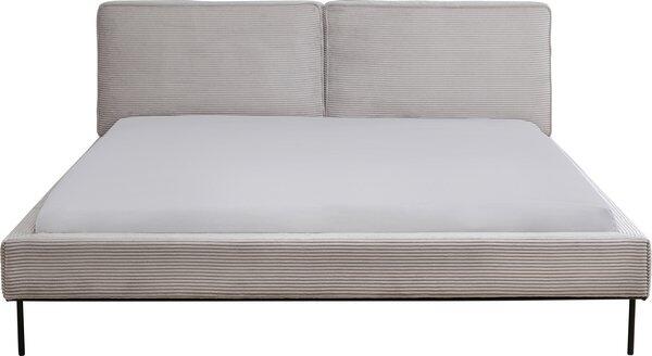 Bett East Side Cord Grau in Frontalperspektive mit geriffeltem, grauem Stoffbezug, niedrigem Gestell und schwarzen Metallfüßen, das durch integrierte Polsterung zusätzlichen Komfort bietet.