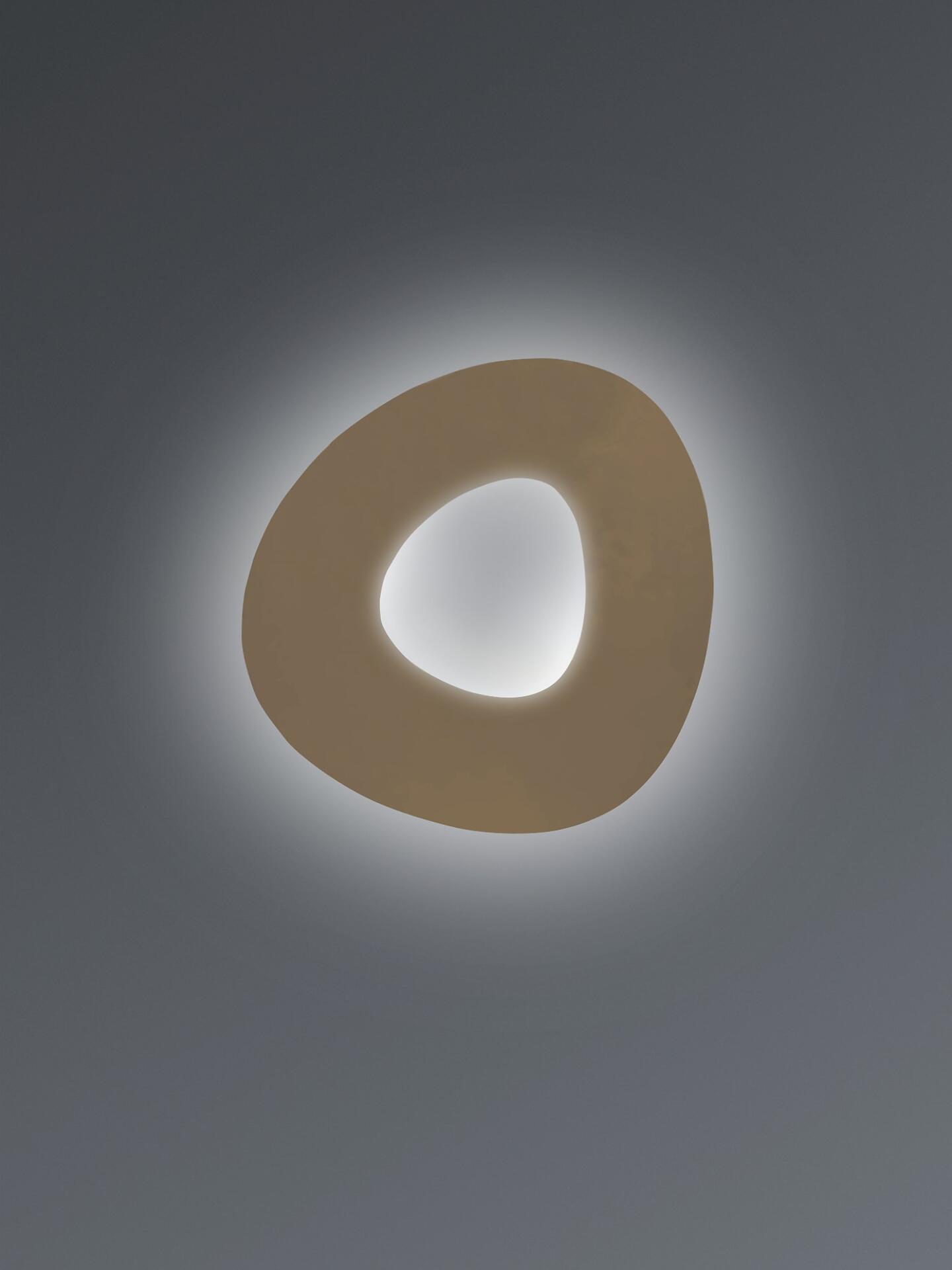 Deckenleuchte Drill, runde Form in Beige, mit indirekter, diffuser Beleuchtung.