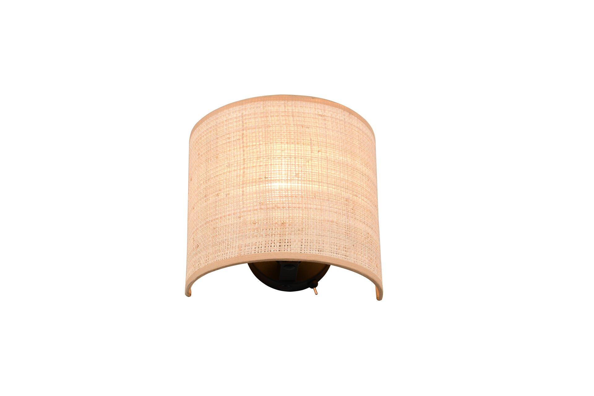 Wandleuchte Aimee mit gewölbtem, naturfarbenen Lampenschirm aus Rattan-Optik und sichtbarer Glühbirne.