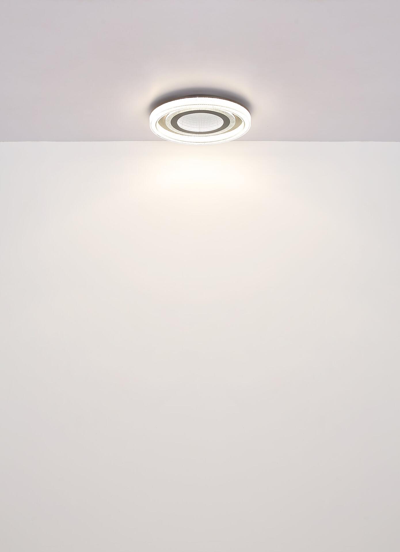 Deckenleuchte 48557-48W mit Acrylkristallen, dargestellt in Frontalperspektive mit konzentrischen, unterschiedlich hellen Ringen, die warmes Licht nach unten abstrahlen.
