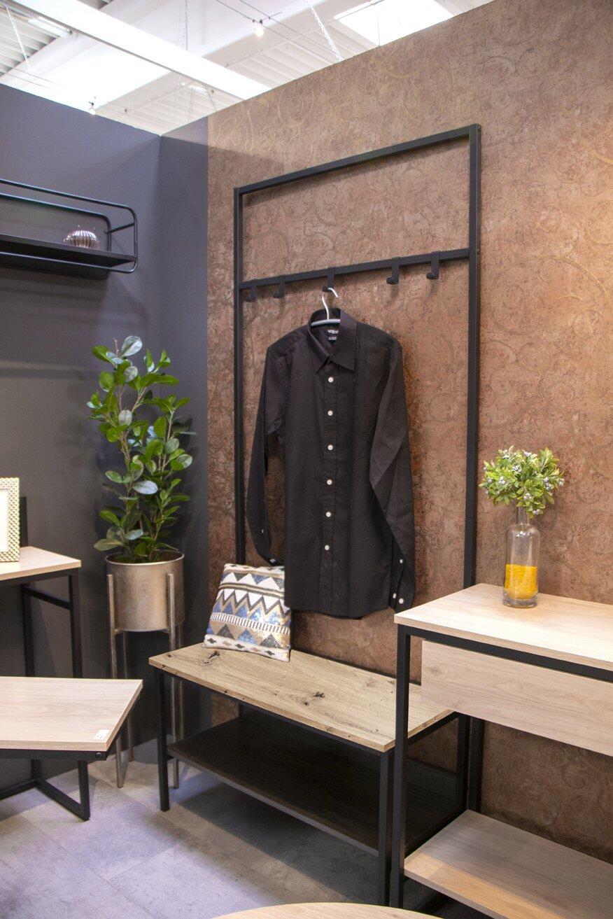 Standgarderobe 37461 mit Kleiderstange und Haken, dargestellt in einem Raumkontext mit angrenzender Möbelanordnung und Pflanzen.