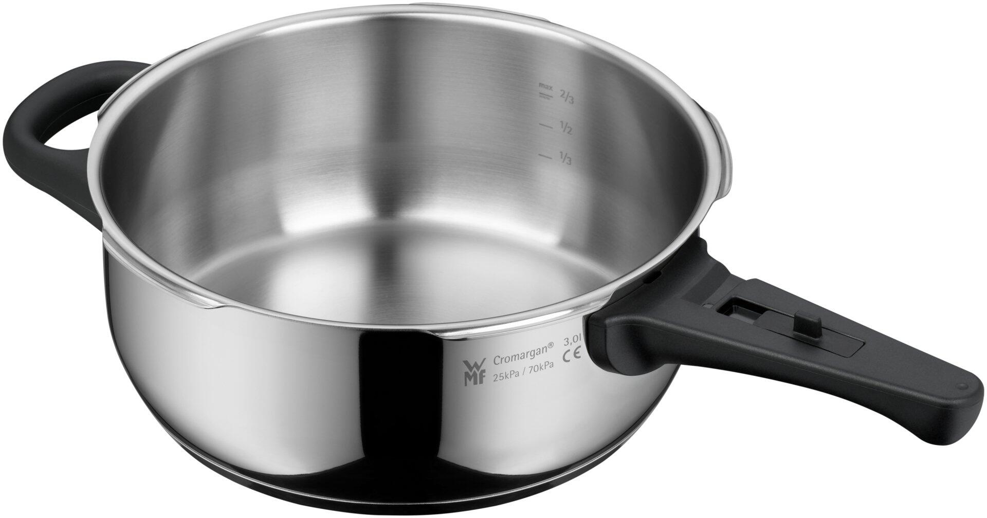 WMF Schnelltopf Perfect New: Edelstahl-Schnelltopf mit gebogenem Boden, ergonomischem Griff und Innenmarkierungen für Volumenangaben.