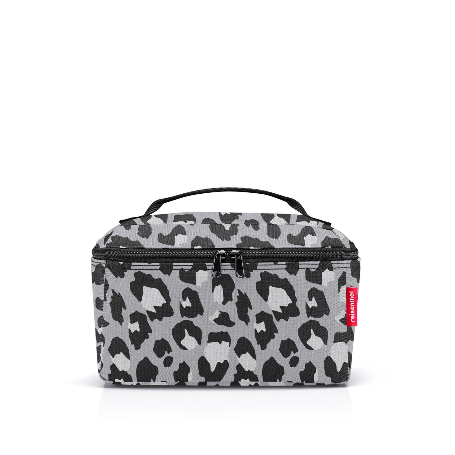 Beautycase mit Leopardenmuster, schwarzem Henkel und rotem Zipper-Verschluss, aus der Frontalperspektive sichtbar.