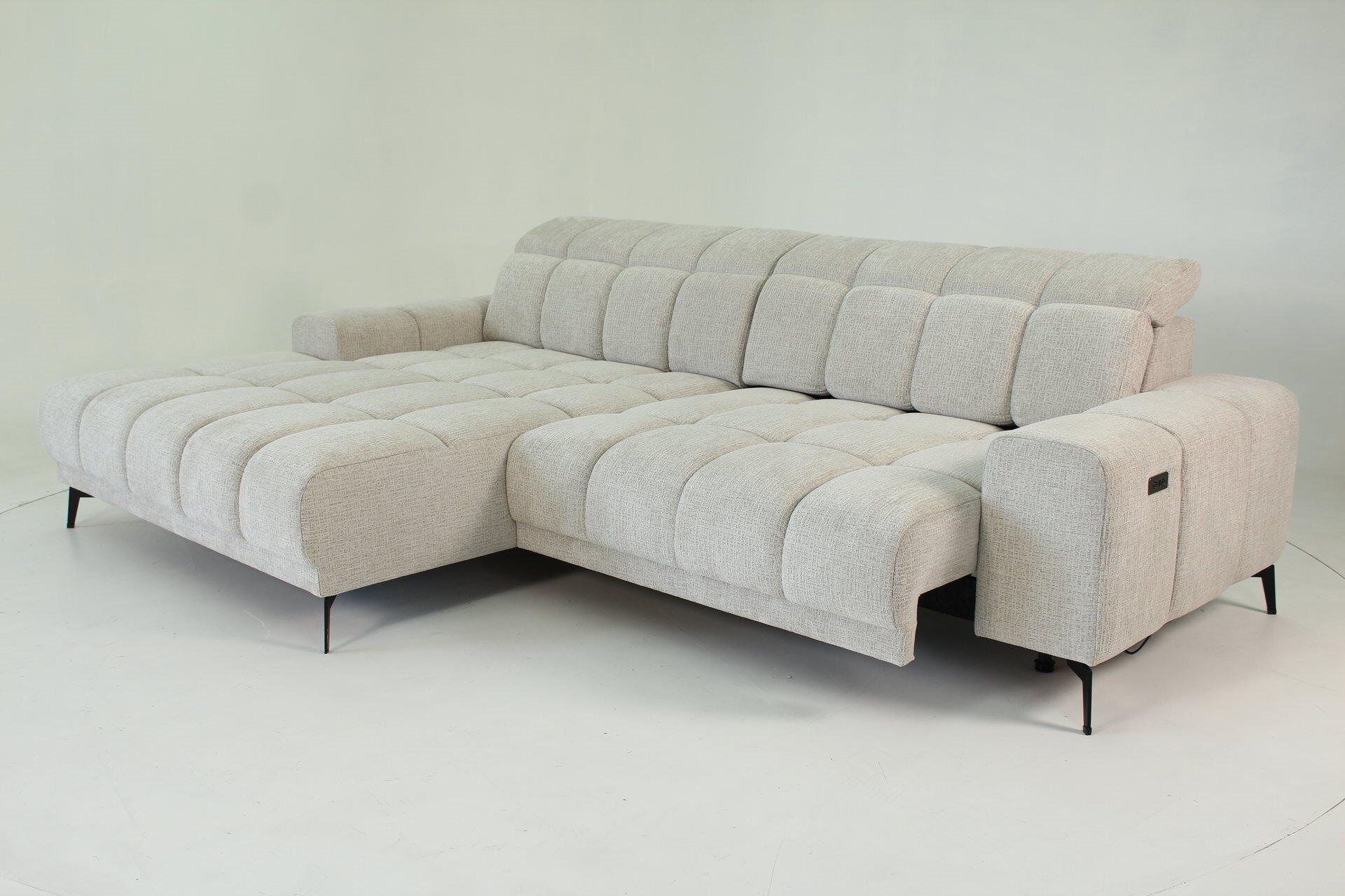 Helleckige Polsterecke SCALLY mit Schlaffunktion, dargestellt aus schräger Seitenperspektive mit ausgezogenem Schlafsofa-Element und hochgebogenen Armlehnen.