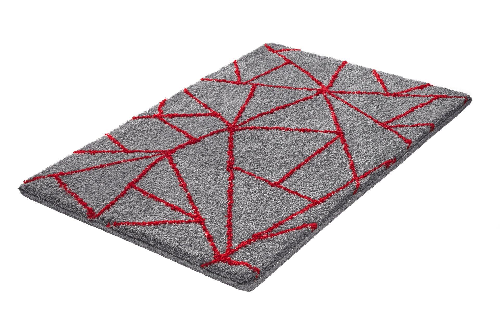 Badteppich Bondi mit hellgrauem Flauschboden und rot-rotem, geometrischem Linienmuster in erhöhten Fäden, abgebildet aus einer leicht schrägen Perspektive.