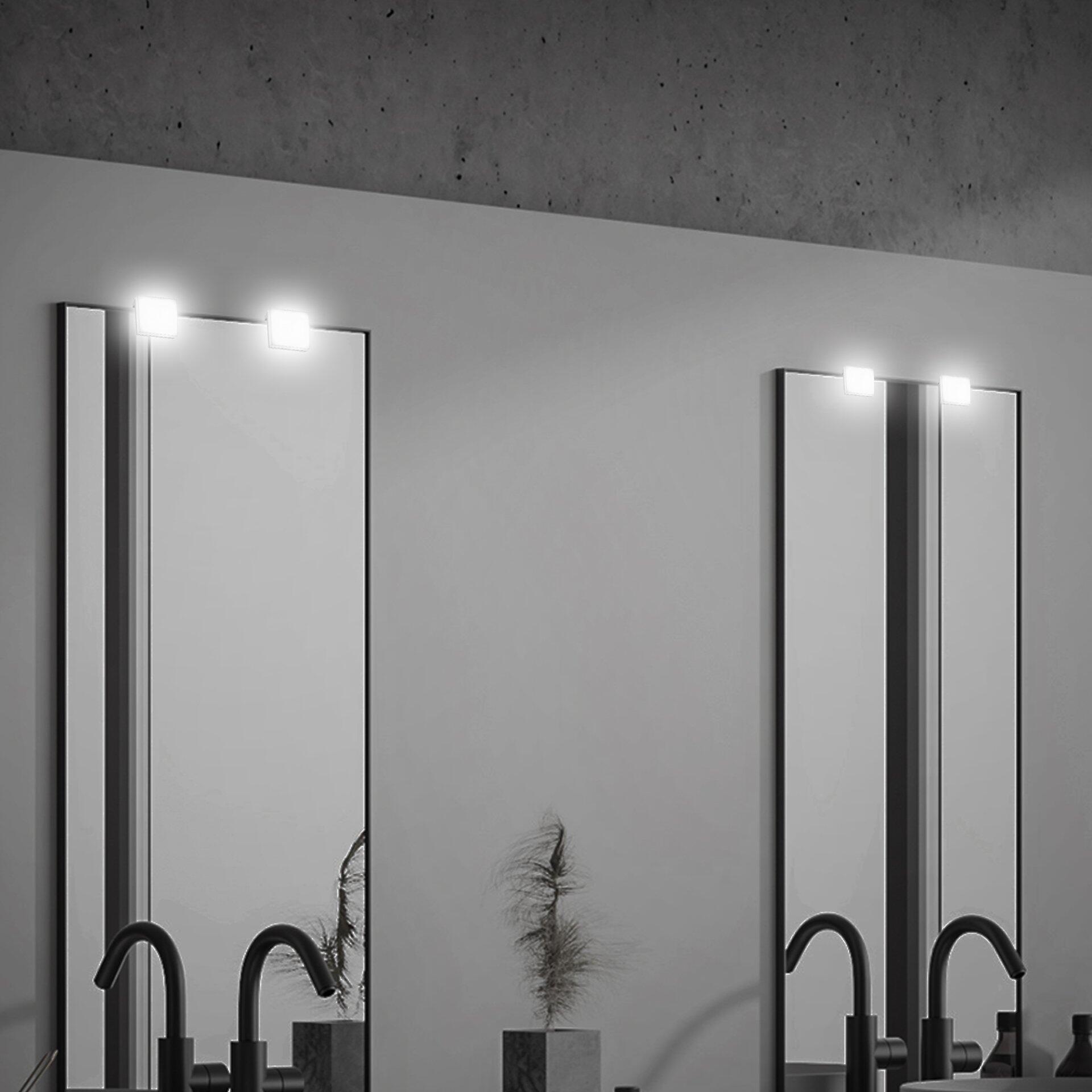 Badezimmerleuchte BRILONER mit integrierten LED-Leuchten unterhalb der schlanken Spiegel, die an einer Betonwand angebracht sind.