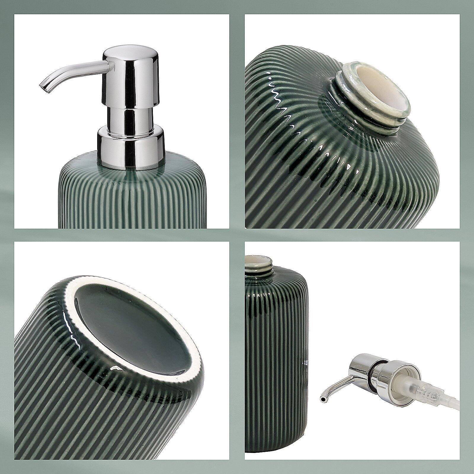 Seifenspender Ava, zylindrische Form mit vertikalen Rillen in Dunkelgrün, silberfarbene Metallpumpe mit ergonomischem Knopf.