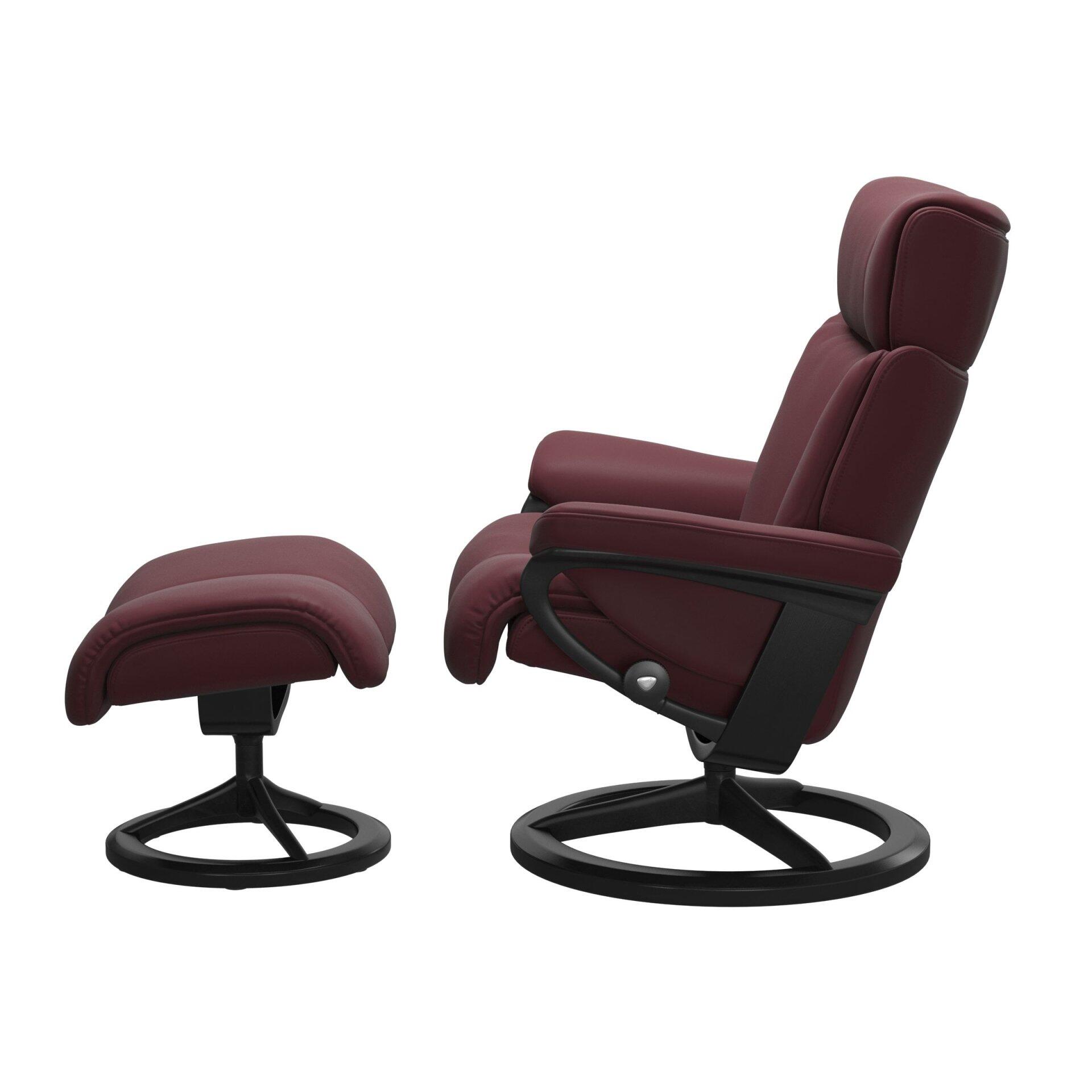 Relaxsessel Magic in Rot-Violett mit Fußhocker, Detailaufnahme der seitlichen Ansicht mit erhöhter, ergonomischer Rückenlehne und Schwenkfunktion für individuelle Entspannung.