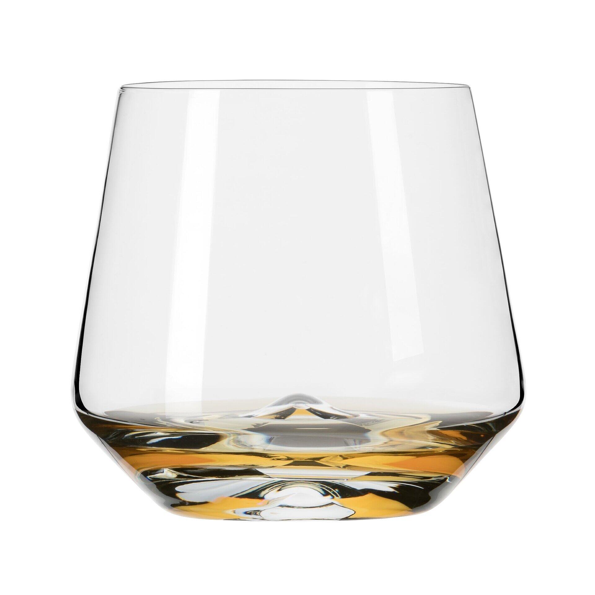 Whisky Tumbler in schräger Perspektive mit schlanker, konischer Form und golden reflektierender Flüssigkeit im Inneren.