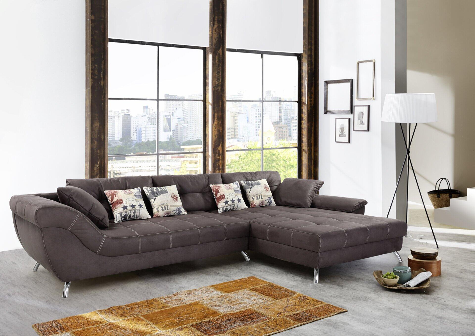 Wohnlandschaft San Francisco in Antiklederoptik mit niedriger Sitzhöhe, geraden Linien und dekorativen Sternen-Kissen, fotografiert aus Frontperspektive im modernen Wohnzimmer.