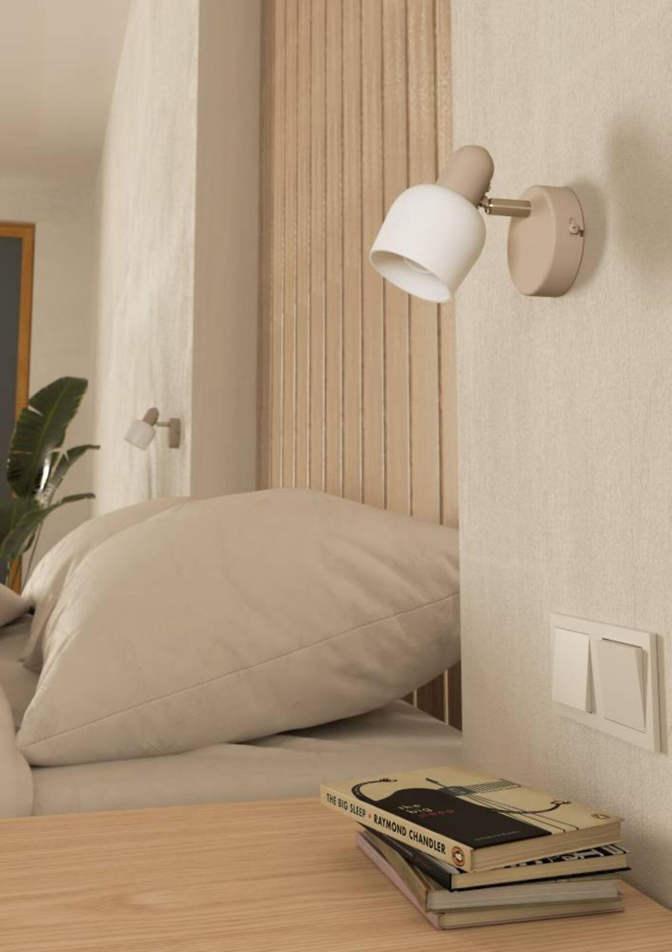 Schwenkbare Wandleuchte Corato mit weißem, rundem Lampenschirm an einer Wand aus Holzlamellen, die flexible Beleuchtung ermöglicht.