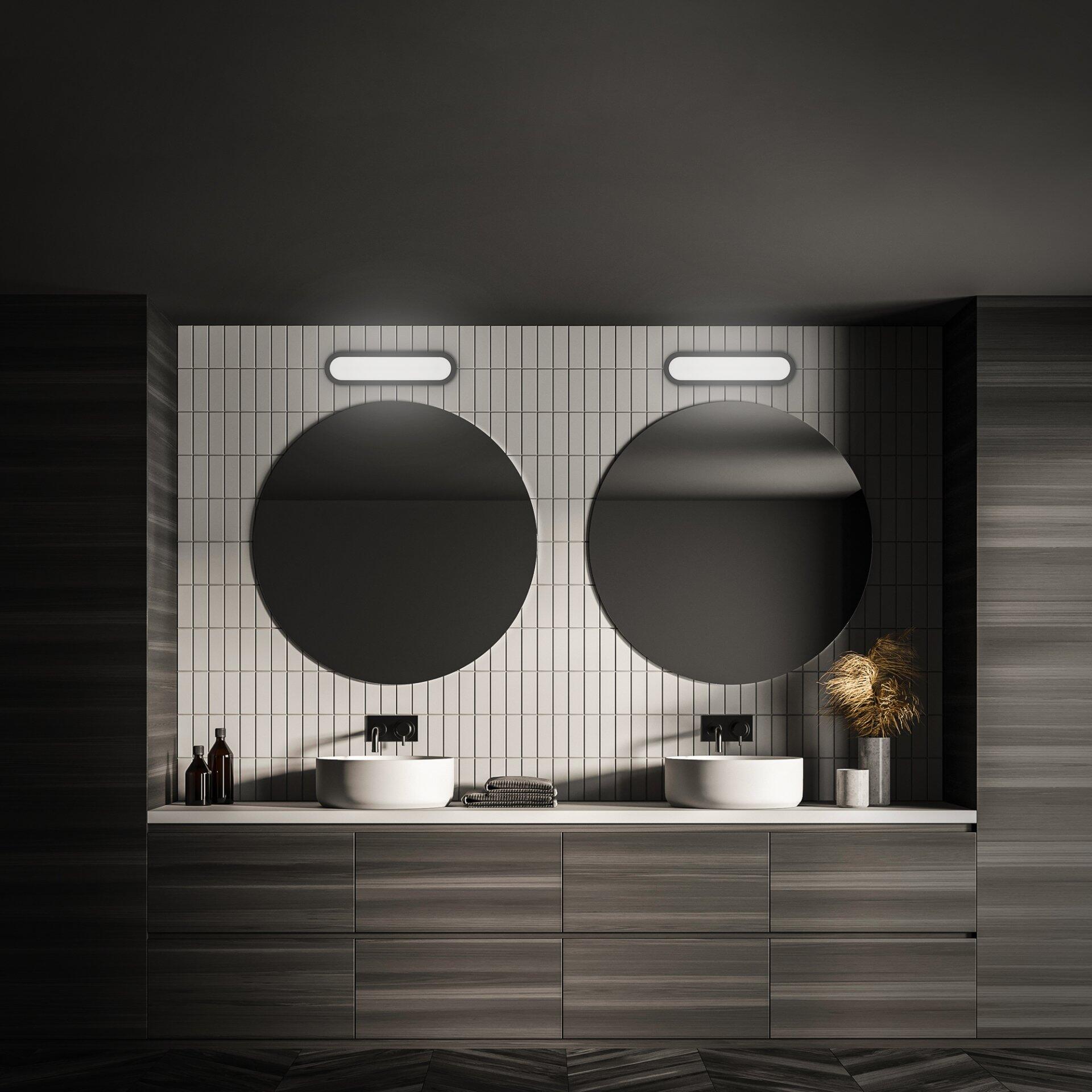 LED-Badezimmerleuchte Pil integriert in ein modernes Waschtisch-Arrangement mit zwei Waschbecken und Spiegeln.