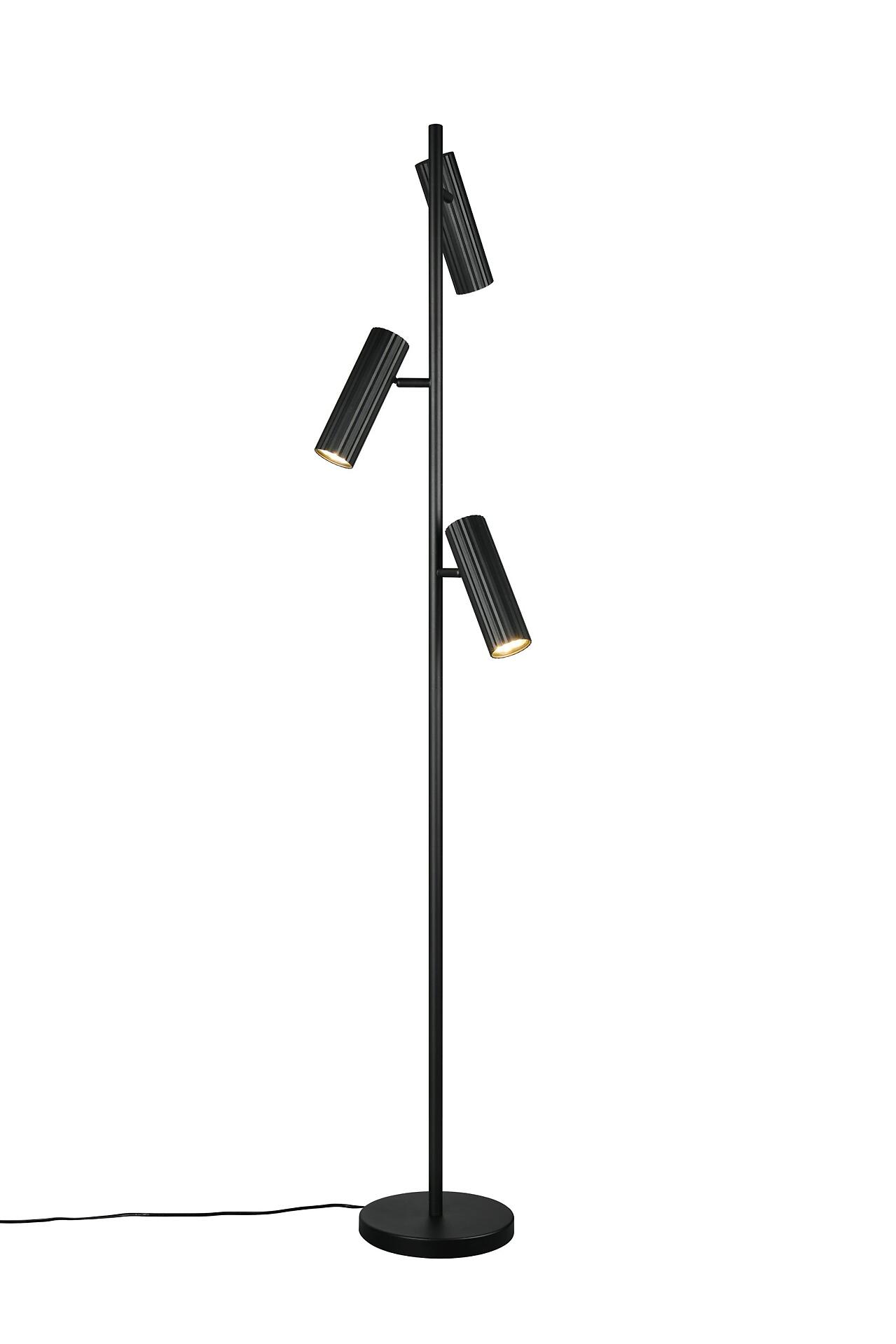 Stehleuchte Soka mit verstellbaren Lampenköpfen, die aus einer Frontalperspektive ihre Höhe und schlanken, schwarzen Metallstamm betont.