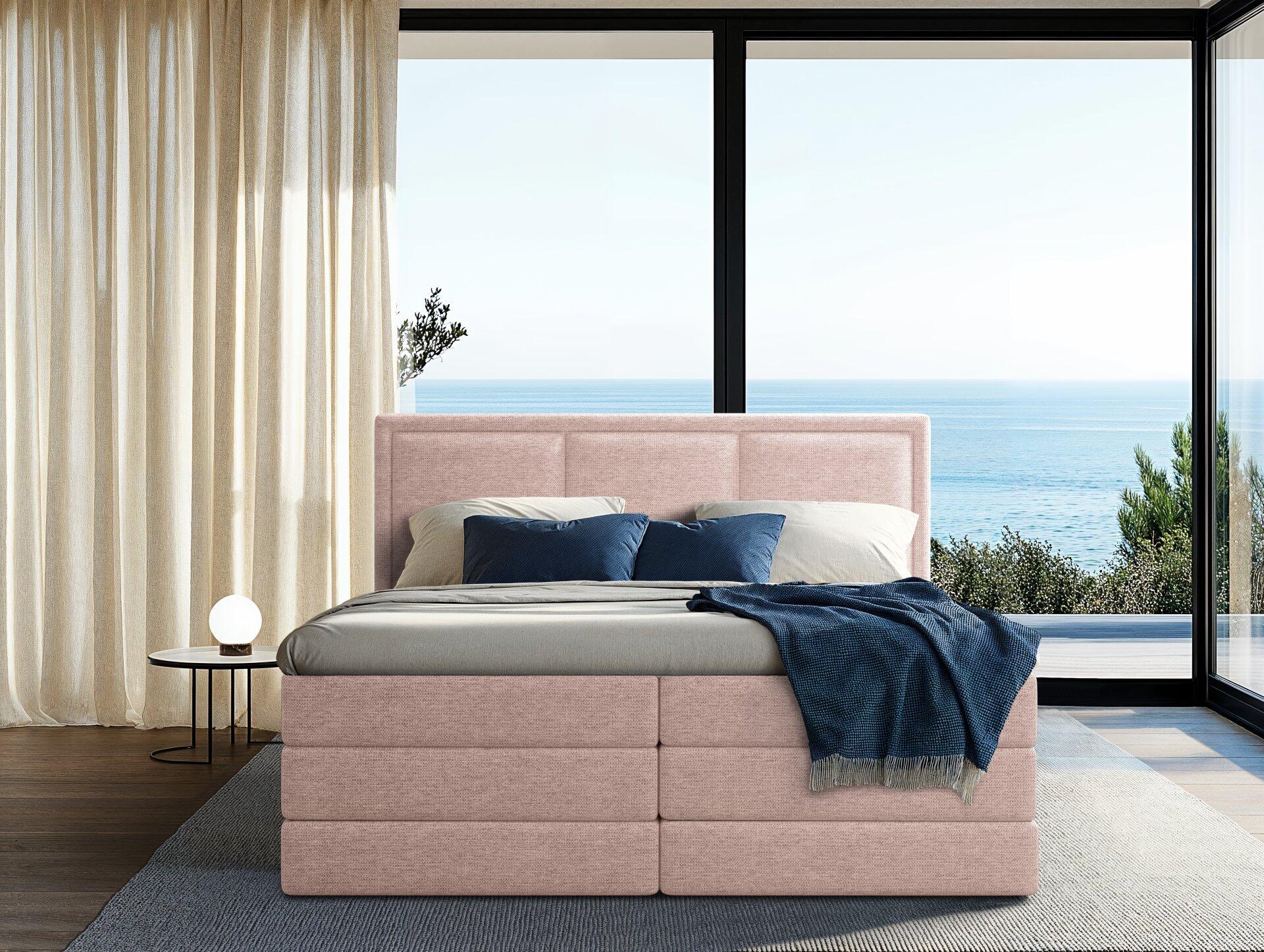 Boxspringbett "Swing" mit hohem, gesteppten Kopfteil und Rasterstruktur in hellrosa, präsentiert in einem stilvollen Schlafzimmer.