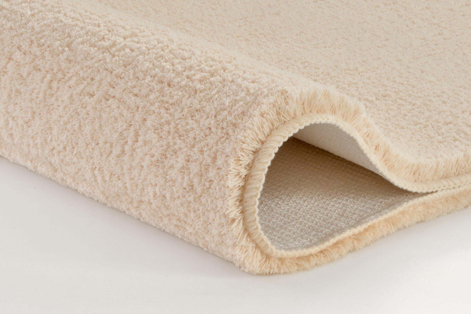 Badteppich Marco, sandbeige mit weicher, flaumiger Oberfläche und Anti-Rutsch-Beschichtung auf der Unterseite.