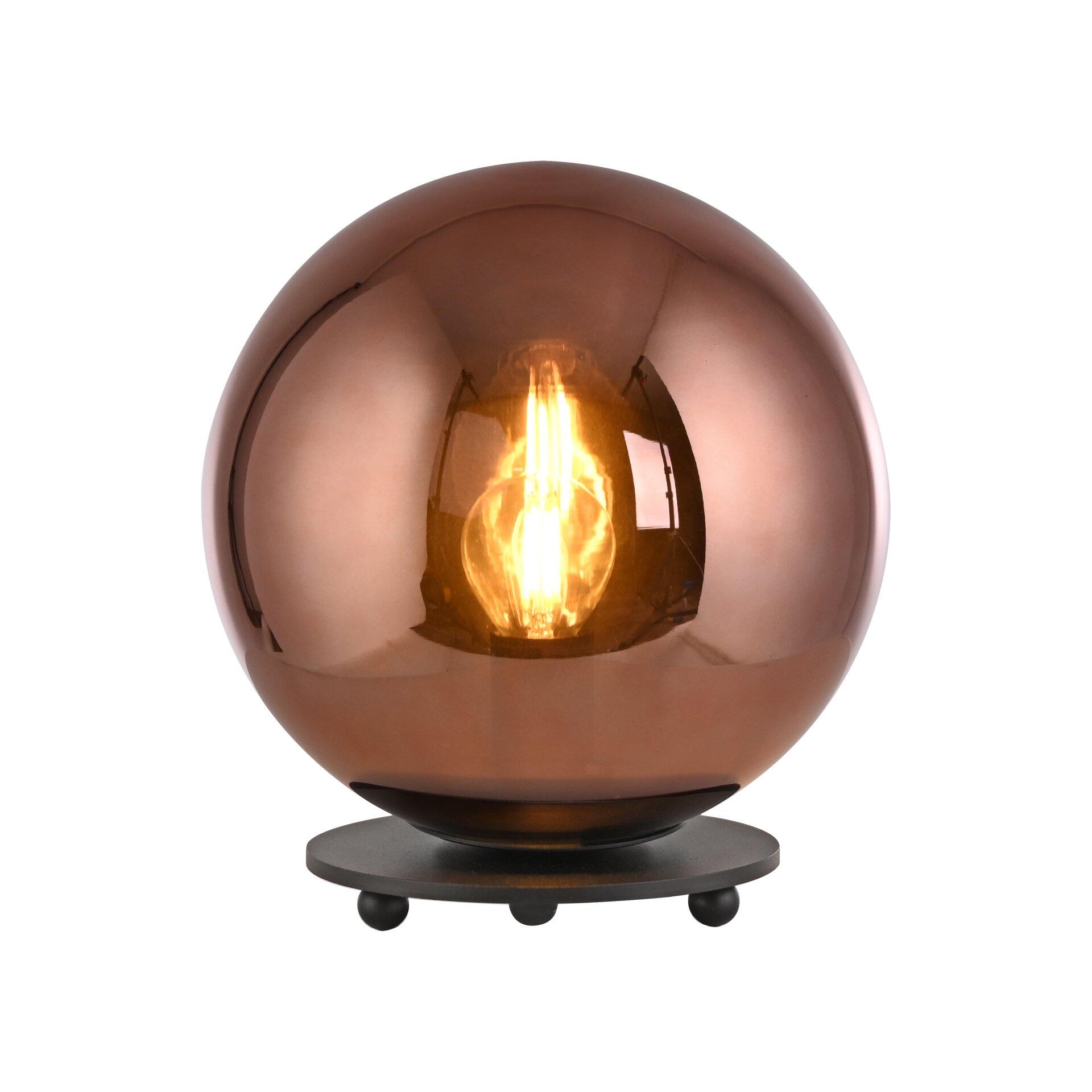 Tischleuchte Shiny im Globus-Design mit kupferfarbenem, satiniertem Lampenschirm und sichtbarer Edison-Glühbirne auf schwarzem Sockel.