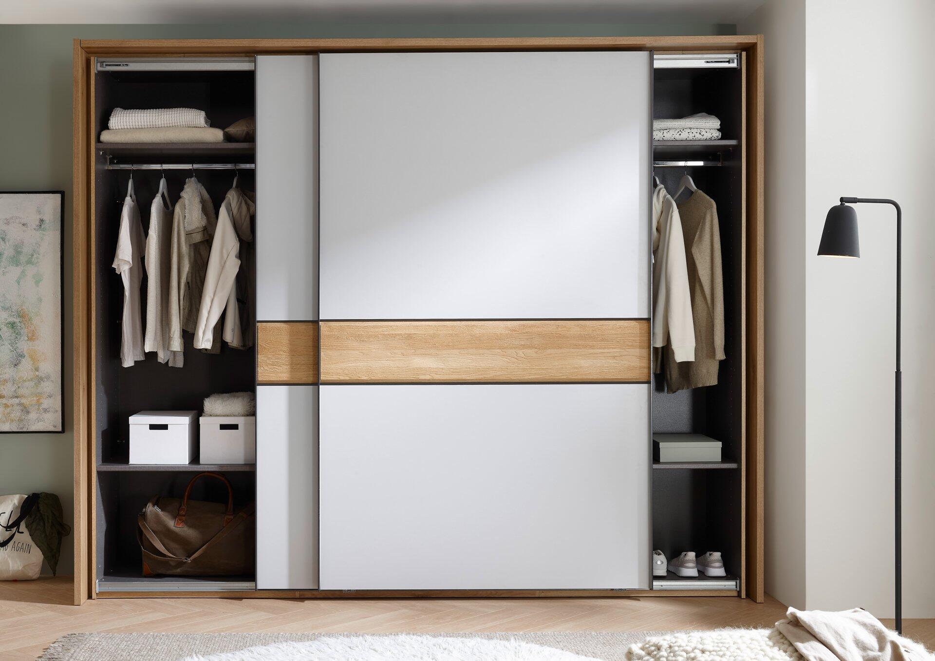 Schwebetürenschrank, Pesina
