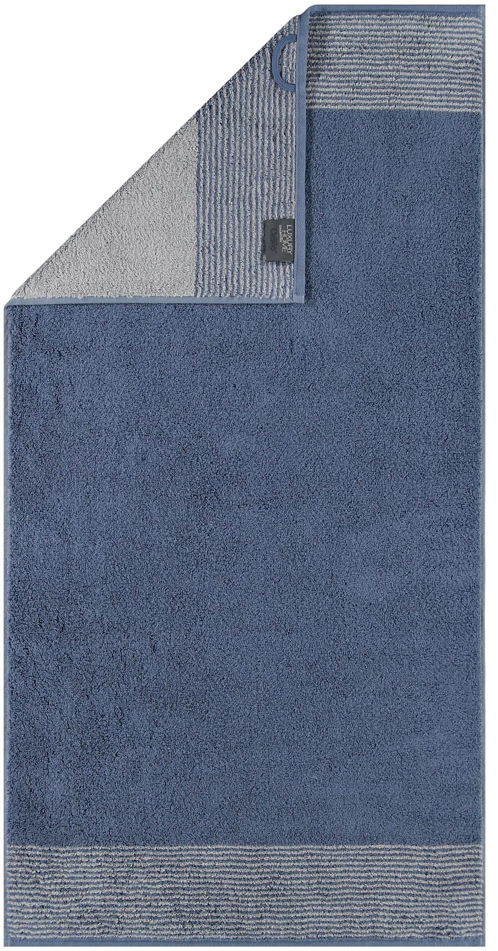 Blaues Duschtuch Two-Tone von CAWÖ mit horizontalem Streifen in Grau und strukturierter Oberfläche.