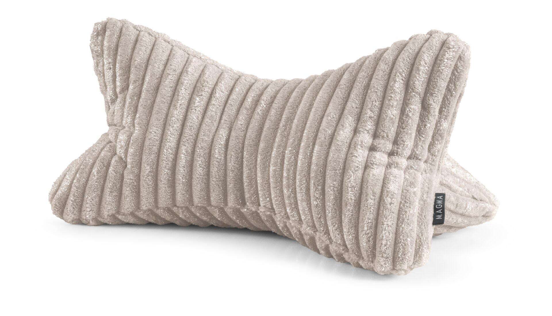 Leseknochen Silencio Kissen in Uni-Taupe mit Cordstruktur und unregelmäßiger Nierenform, detailreich durch Glitzer- und Plüschstreifen sowie einem "MAGMA" Etikett.
