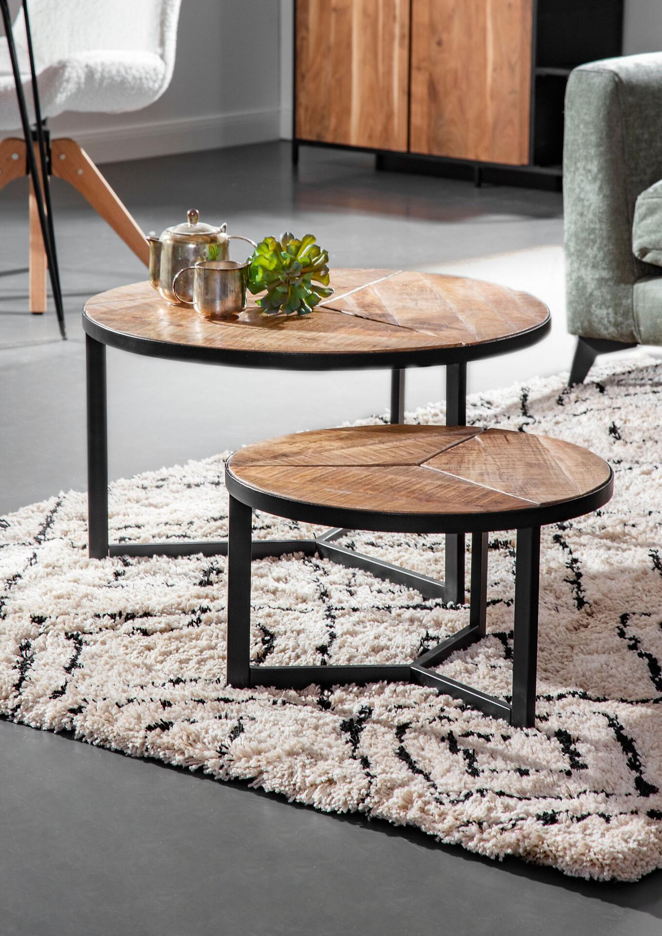 Beistelltische aus Holz und Metall mit schwarzem Metallfuß, wobei ein größerer Tisch mit gebürsteter Holzplatte und Teekanne einen kleineren Tisch aufladert.