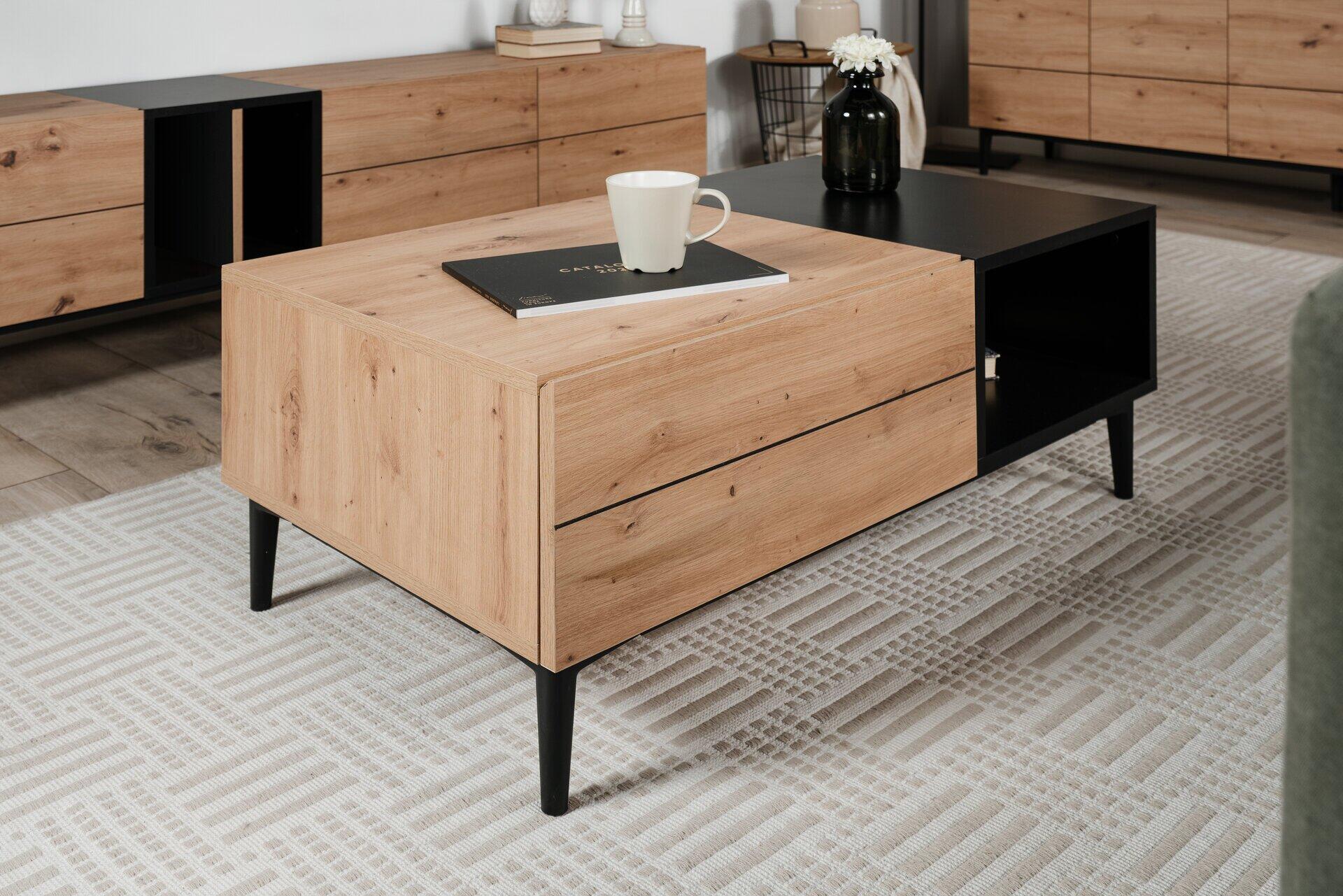 Couchtisch Nola 55A mit rechteckiger Holztischplatte, schwarzen Schubladen und schlanken Tischbeinen, diagonal zur Kamera positioniert.