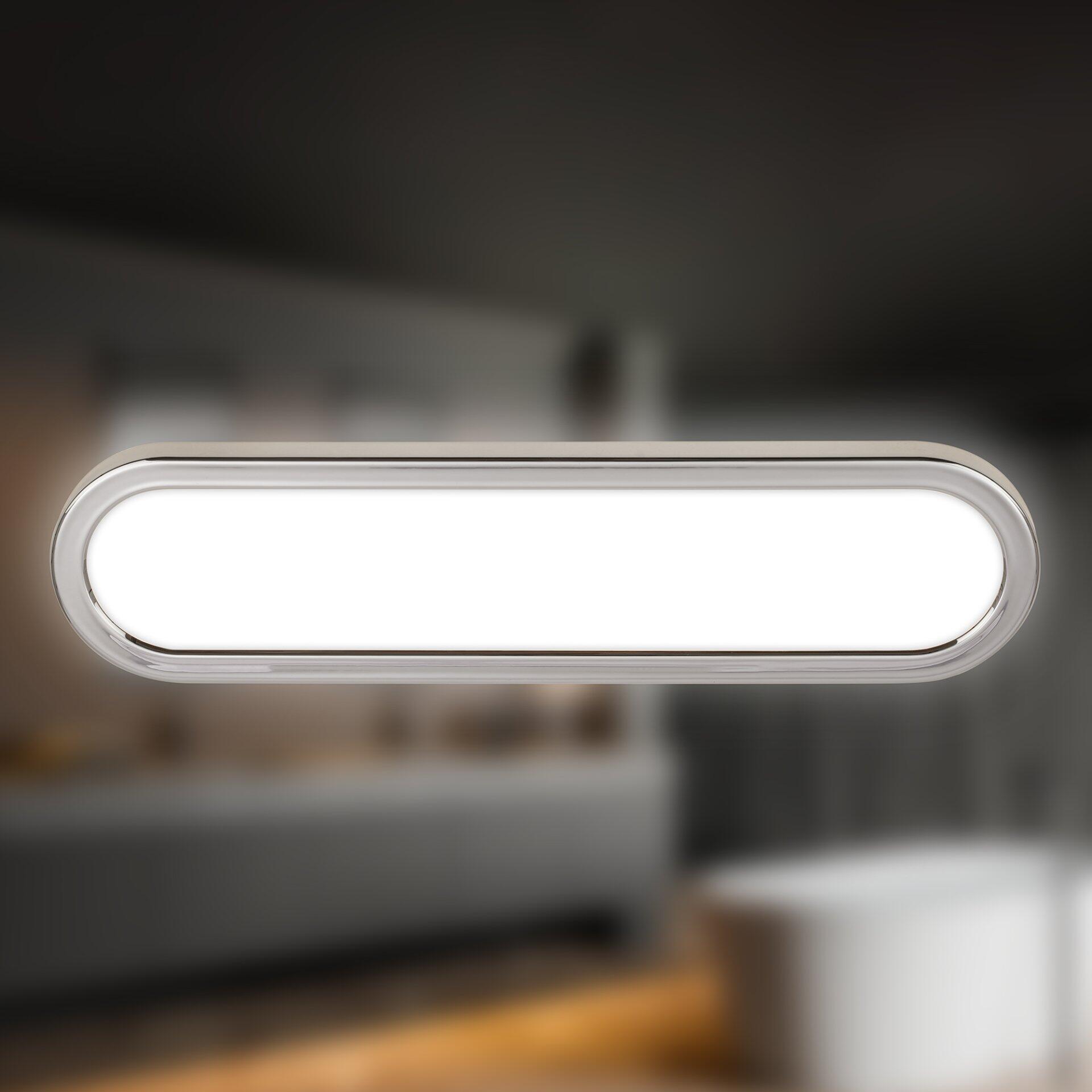 Badezimmerleuchte Pil, rechteckige LED-Leuchte mit silbernem Rahmen, schräg angebracht und mit hellem, gleichmäßigem Licht.
