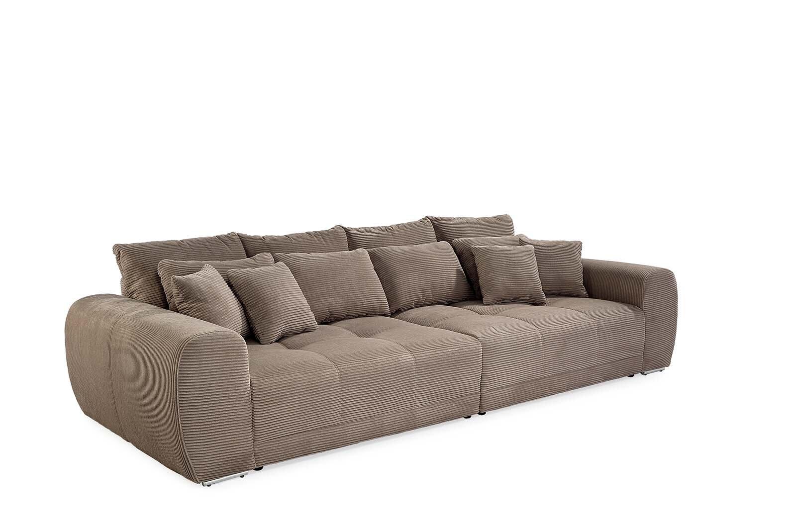 Big Sofa Moldau: Dreisitzige Cord-Couch in Taupe mit chromfarbenen Füßen und leicht gewölbter Rückenlehne mit losen Kissen.