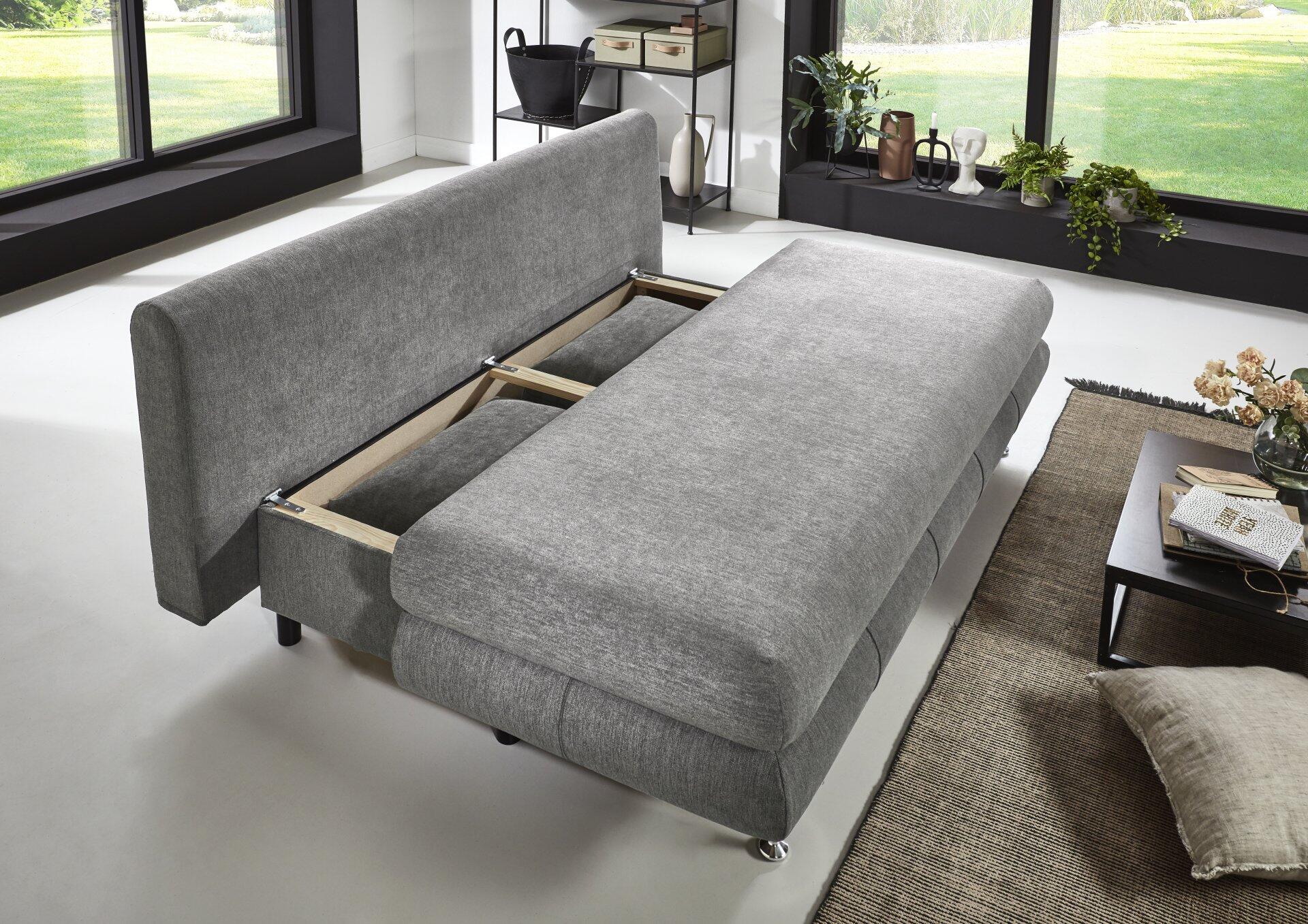 Schlafsofa Benfeld SO140 in geöffnetem Zustand, zeigt den silberfarbenen Mechanismus und die Liegefläche aus einer seitlichen Perspektive.