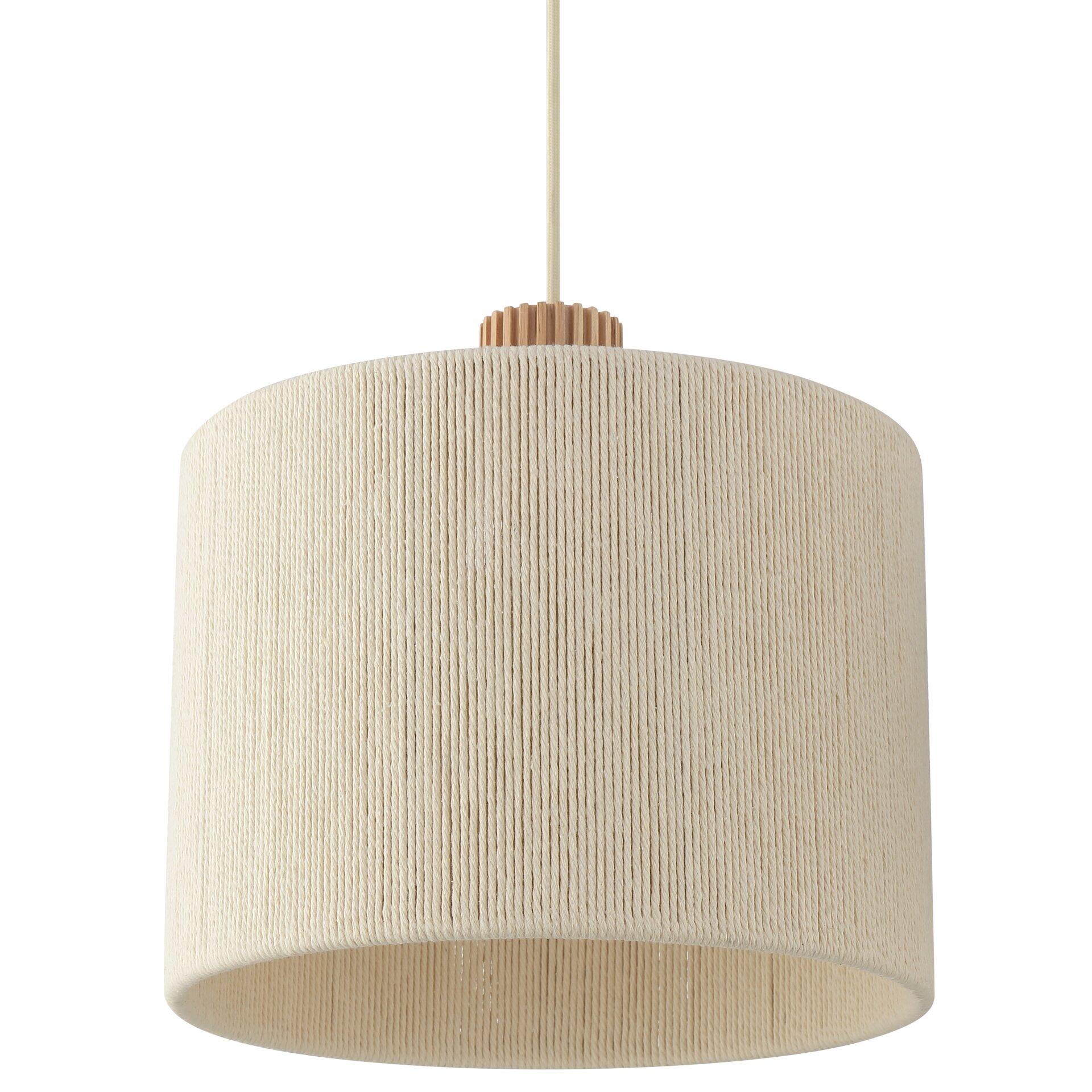Pendelleuchte Arlo mit zylindrischem, hellbeige Lampenschirm aus strukturiertem Material, einem dekorativen Holzring und schlichtem Aufhängeseil.
