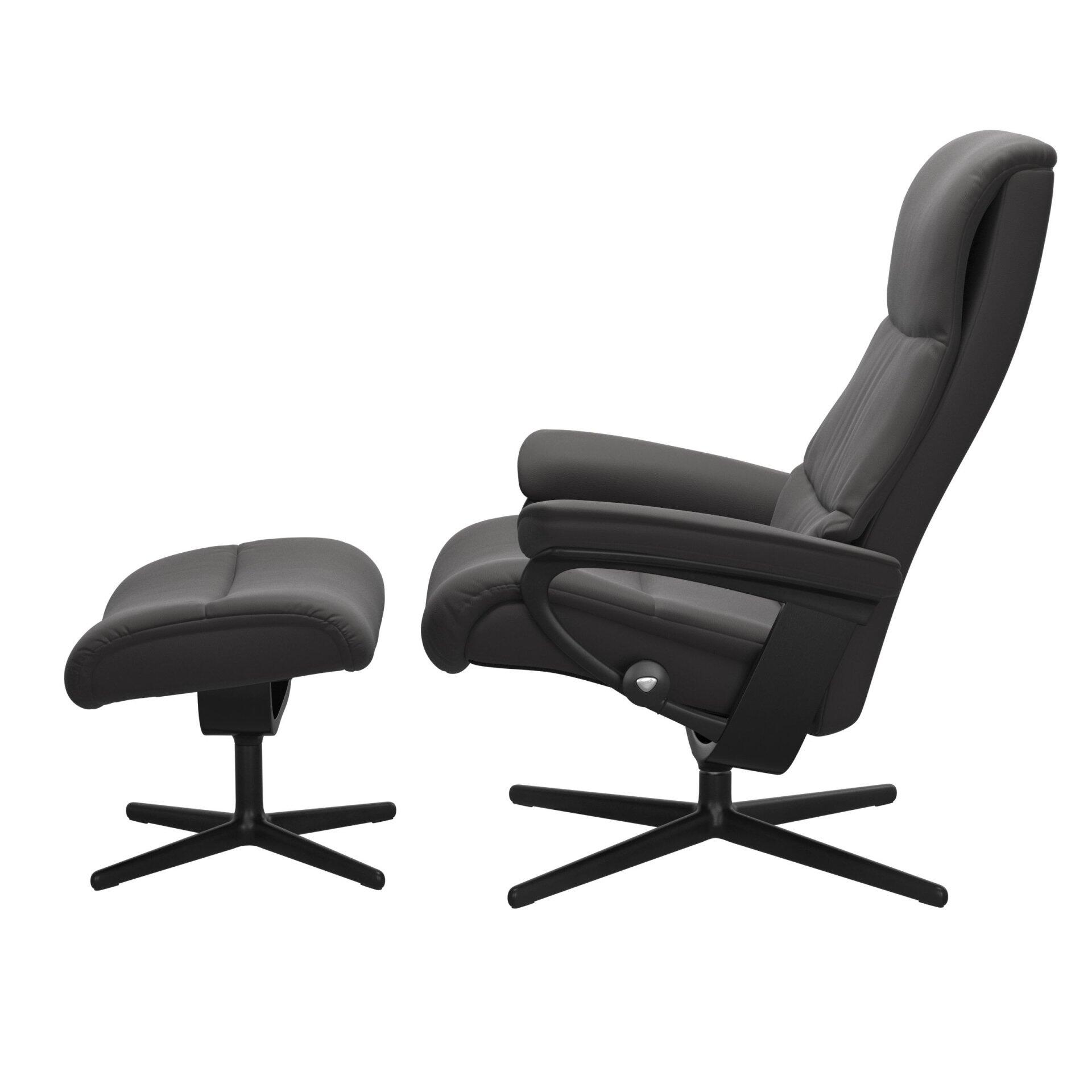Relaxsessel View mit verstellbarem Sternfuß und Fußhocker in 3/4-Ansicht, die die schwenkbare Drehfunktion und die ergonomische Neigung der Rückenlehne betont.