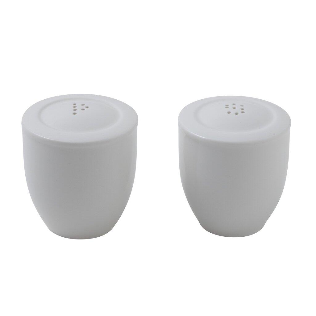 Zwei weiße, tropfenförmige Salz- und Pfefferstreuer der Serie "For Me" von Villeroy & Boch mit drei Dosierlöchern auf der Oberseite.