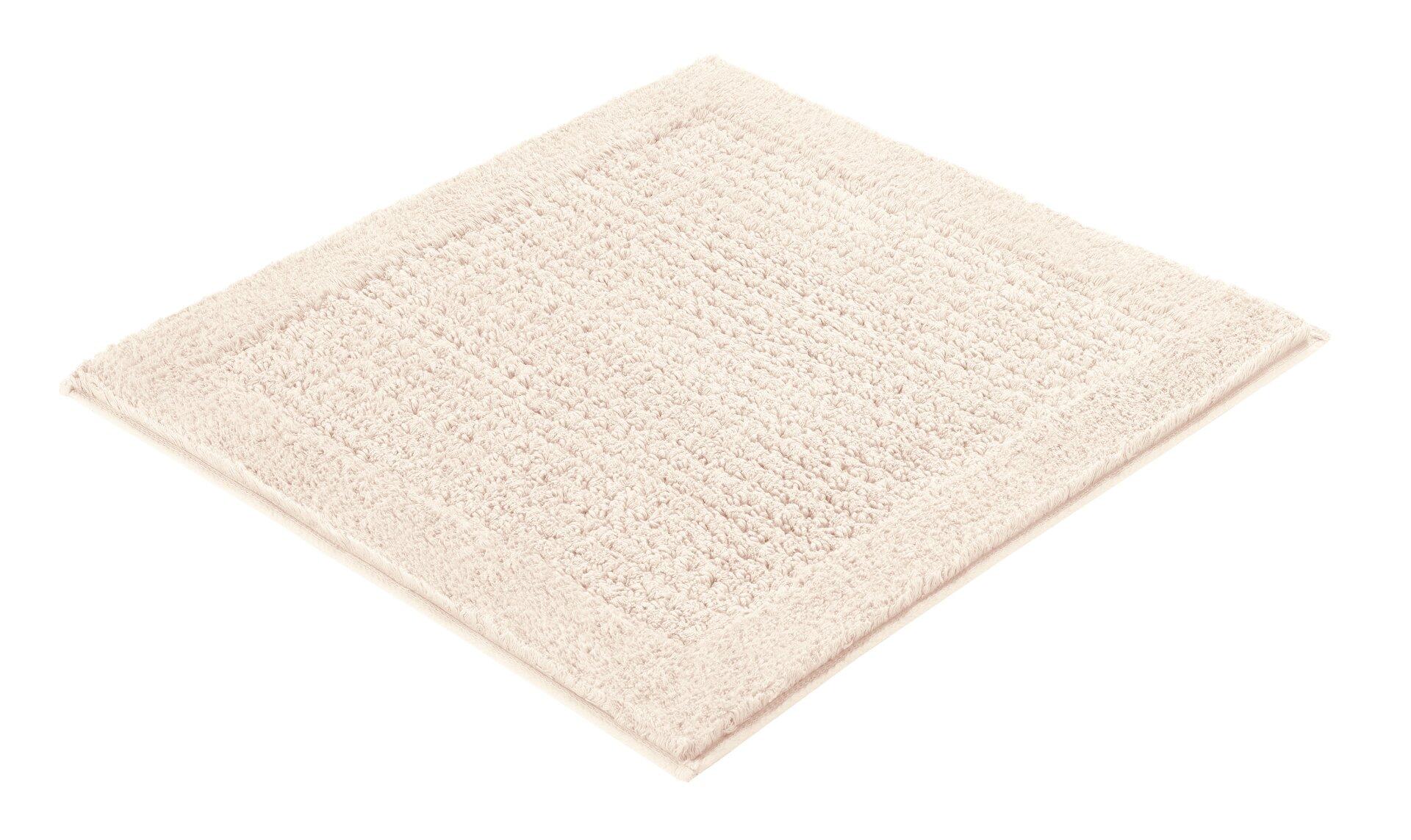 Rosa Badteppich Net aus Baumwolle, leicht von oben und schräg fotografiert, zeigt die flauschige Textur.