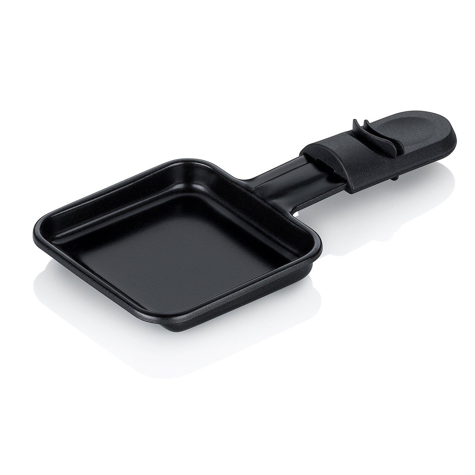 Raclette-Pfanne Timur, schwarz, mit ergonomisch geformtem Griff und leicht erhöhten Rändern in Seitenansicht.