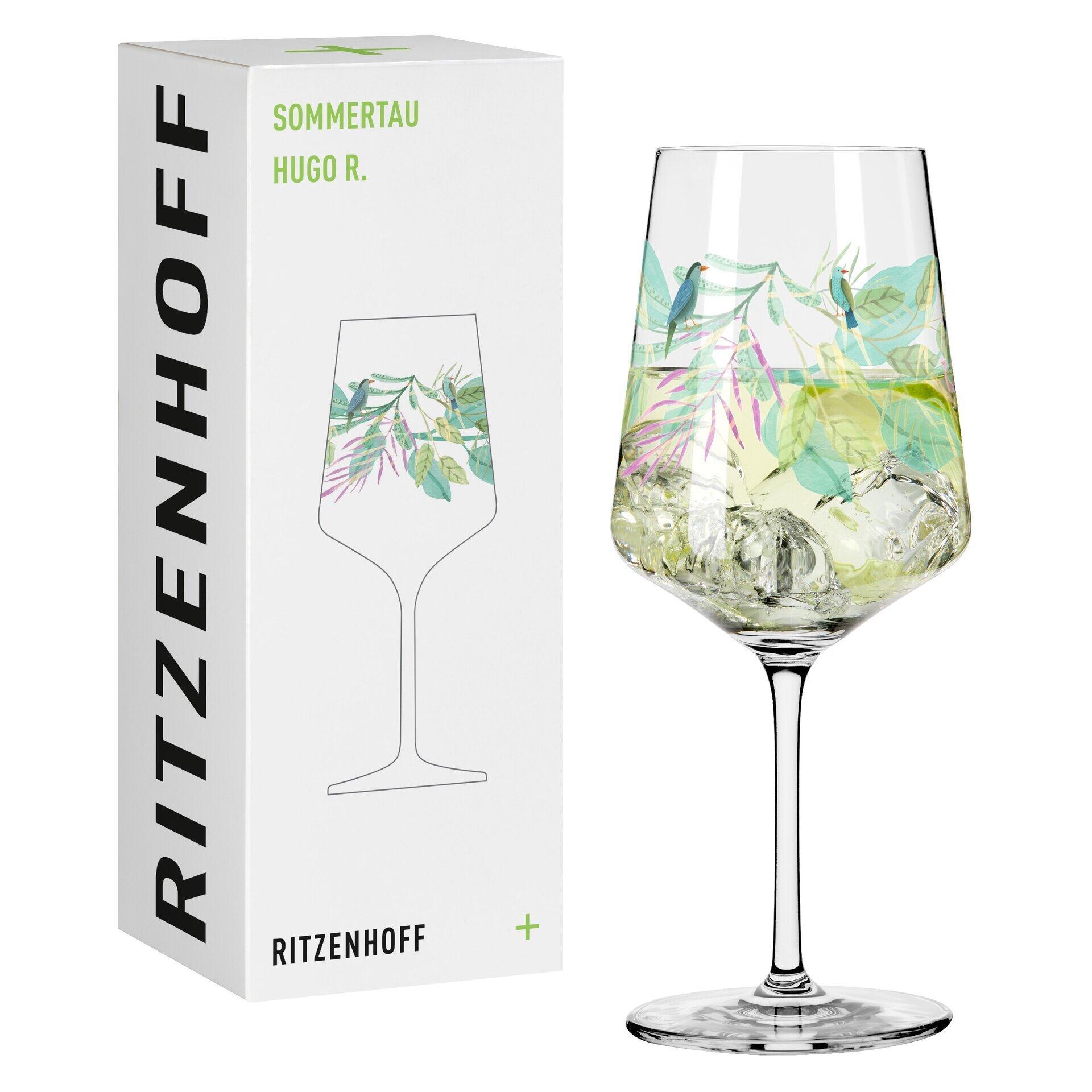 Ritzenhoff Aperitifglas "Sommer Tau" mit blumigem Dekor aus Blättern, Blüten und Vögeln, gefüllt mit Weißwein und Eiswürfeln, präsentiert auf weißem Untergrund.