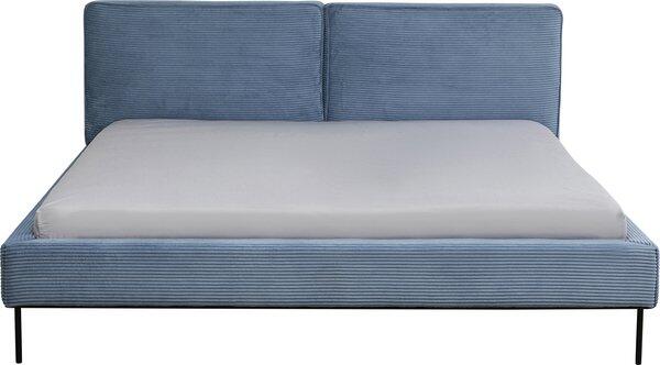 Bett East Side Cord Blau: Detailaufnahme des Fußendes mit hohem, dunkelblau gestreiftem Cordstoff-Kopfteil und schmalen, dunklen Gestellrahmen.
