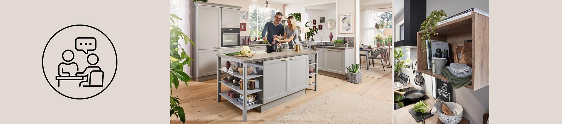 Moderne, helle Küche mit Kücheninsel und offenem Wohnbereich, in dem ein Mann Gemüse schneidet.
