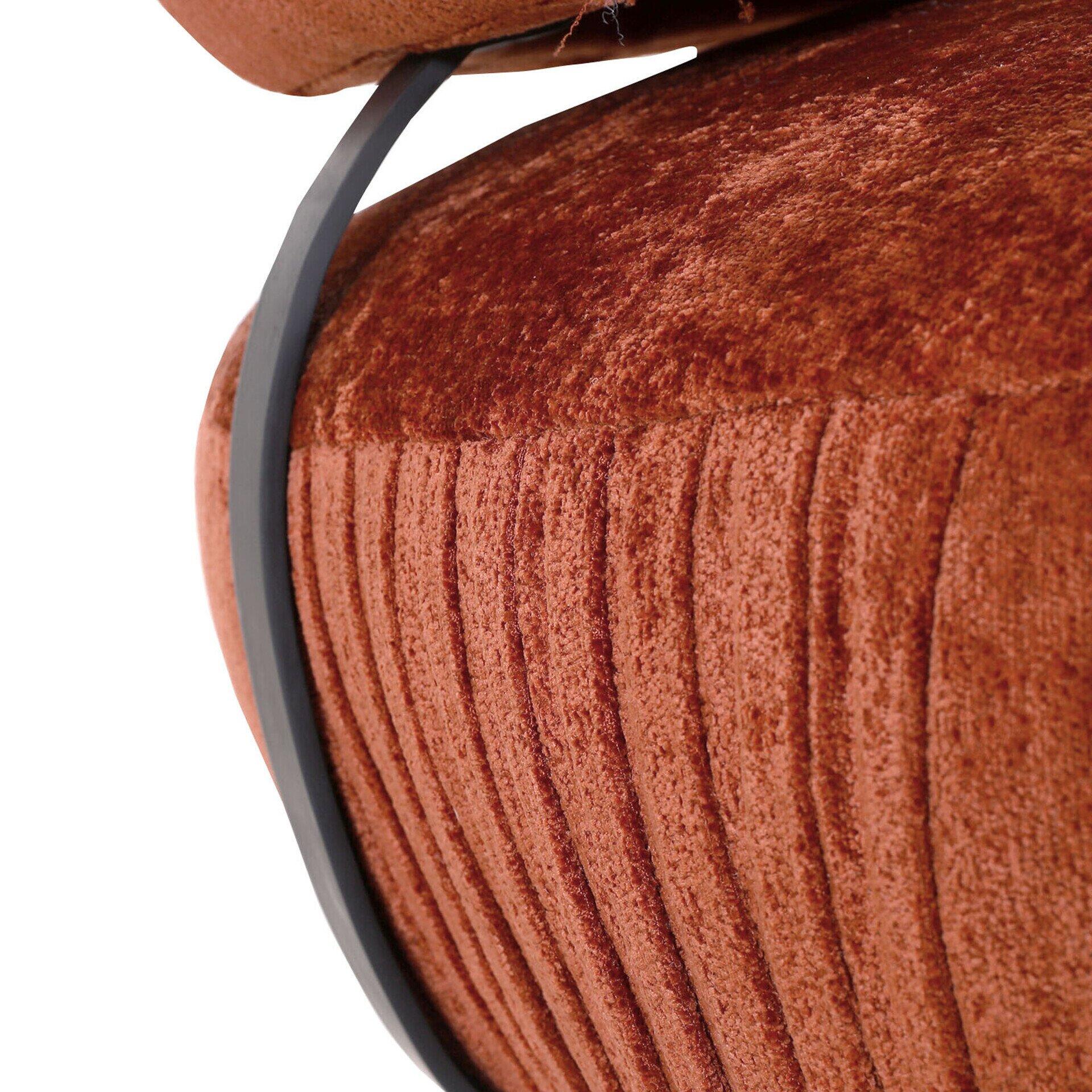 Detailaufnahme des Rückens des Sofas Belisa mit dunkel-orangefarbenem Samtstoff und vertikalen Rillen, gestützt von einem schwarzen Metallgestell.