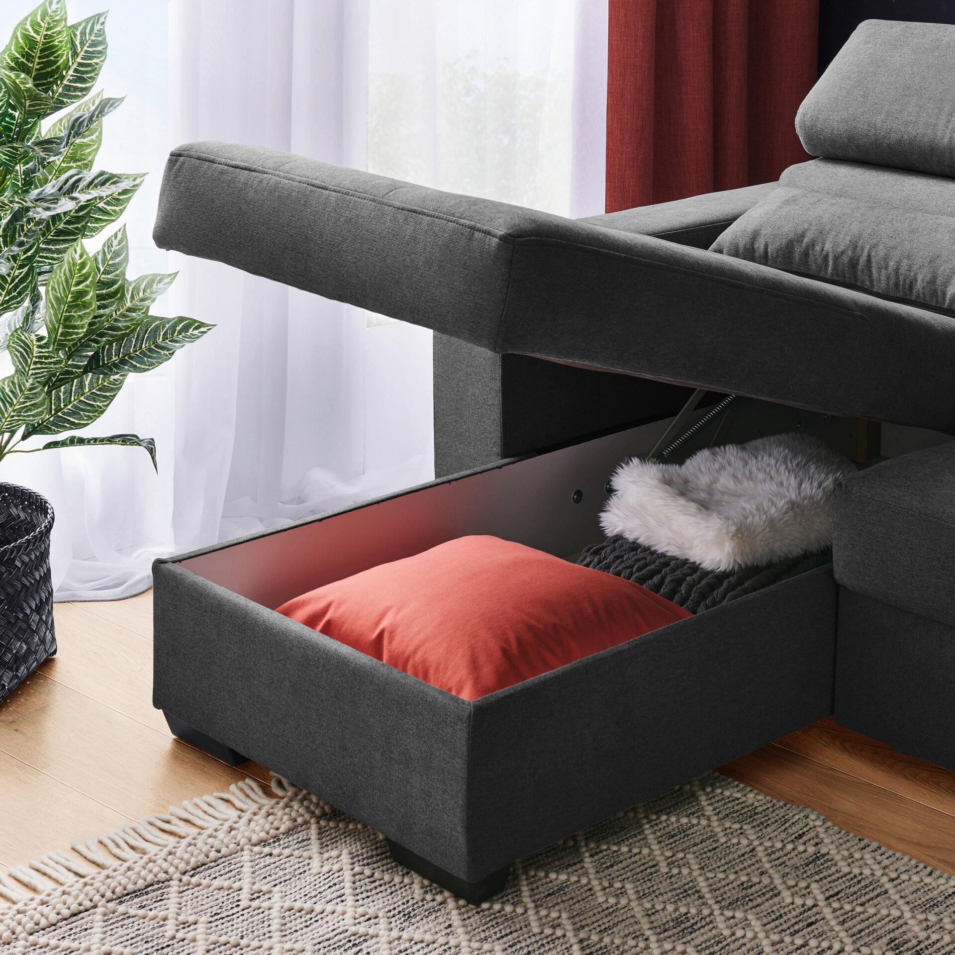 Detailaufnahme des Ecksofas Monson mit ausgeklappter Fußablage und Stauraum für Kissen.