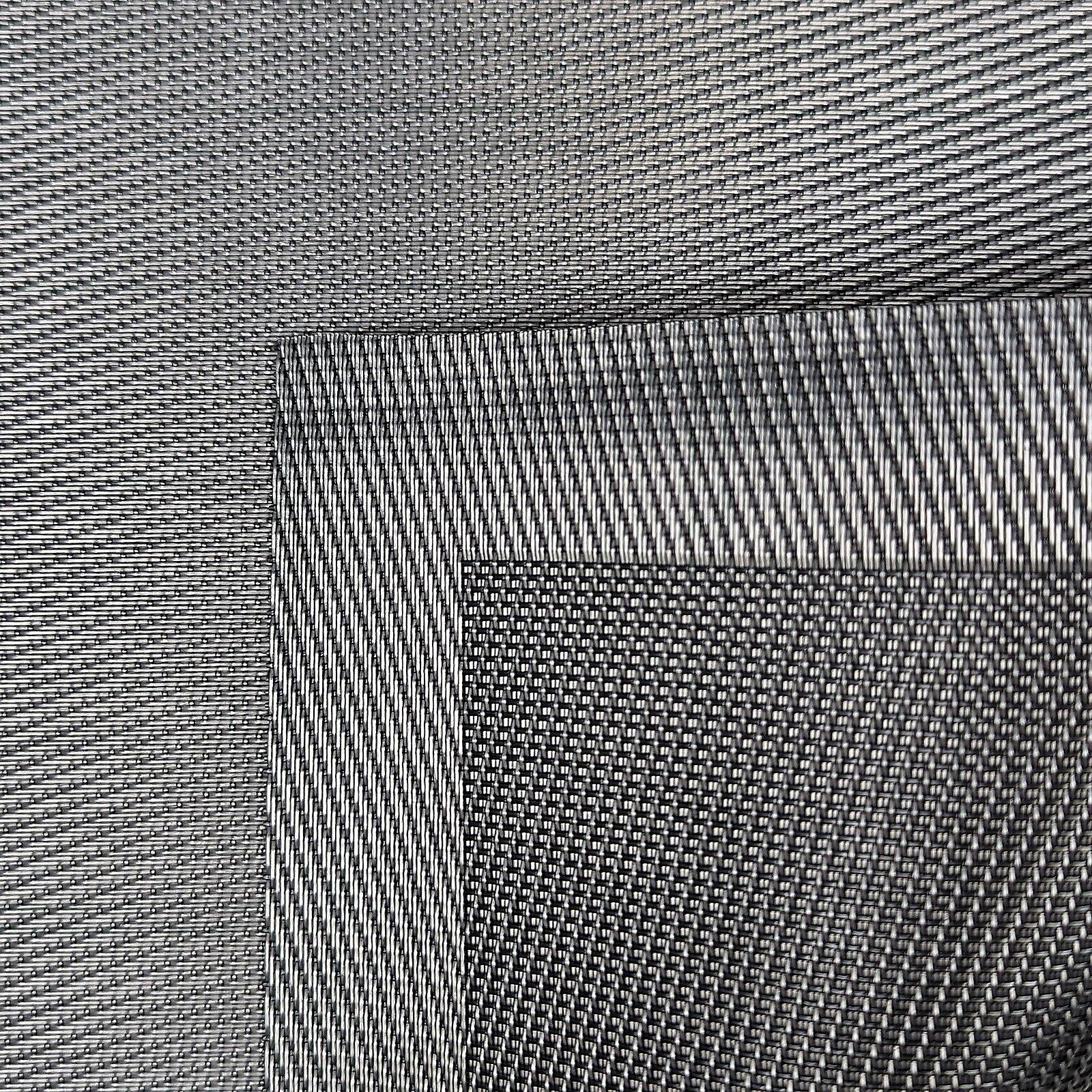 Detailaufnahme der gewebten Oberfläche des Tisch-Sets Nica mit diagonalem Muster aus hellgrauen und dunkelgrauen Fäden.