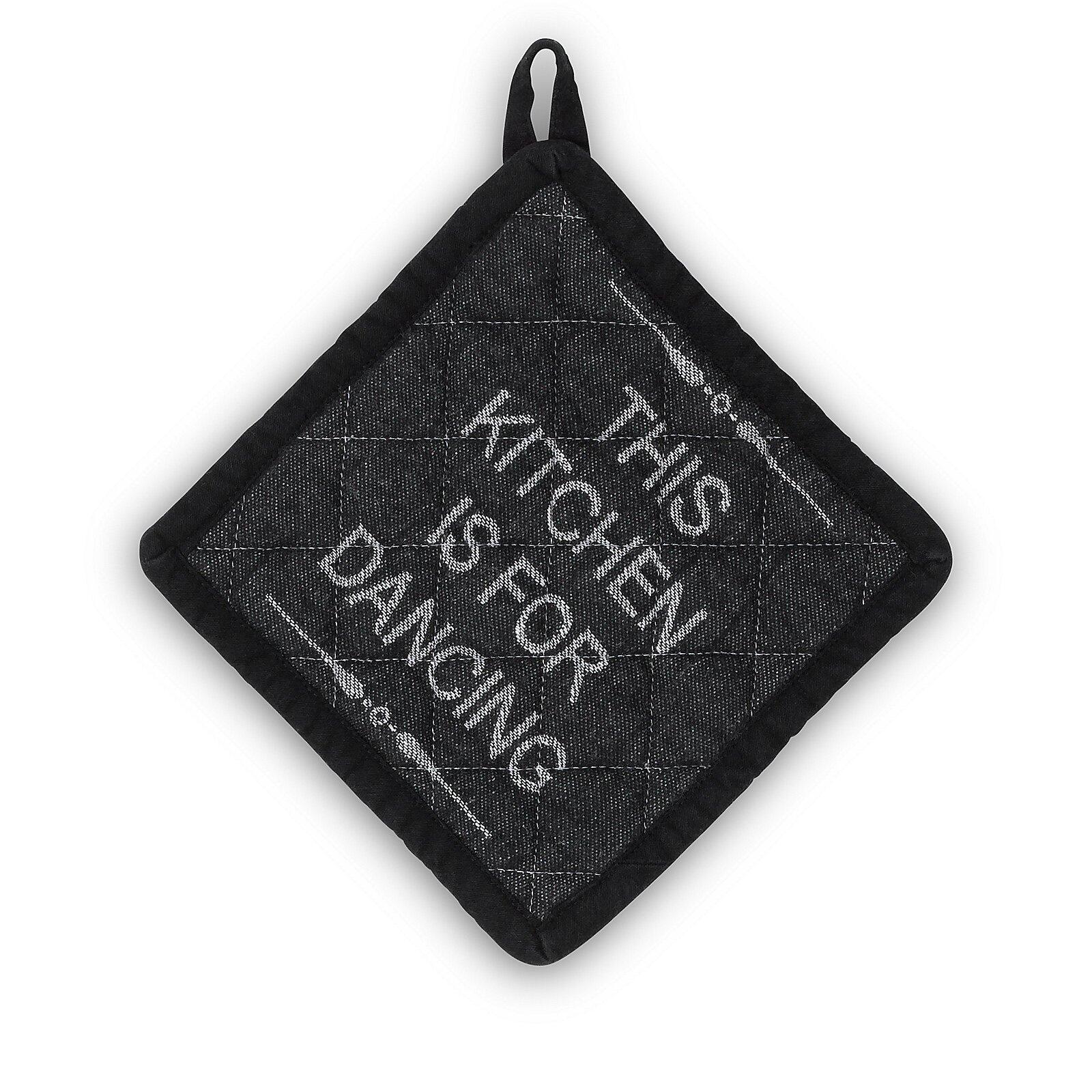 Schwarzer Topflappen Gianna mit Karomuster-Textur, weißer Aufschrift "THIS KITCHEN IS FOR DANCING" und schwarzer Aufhängeschlaufe, dargestellt in diagonalem Blickwinkel vor weißem Hintergrund.