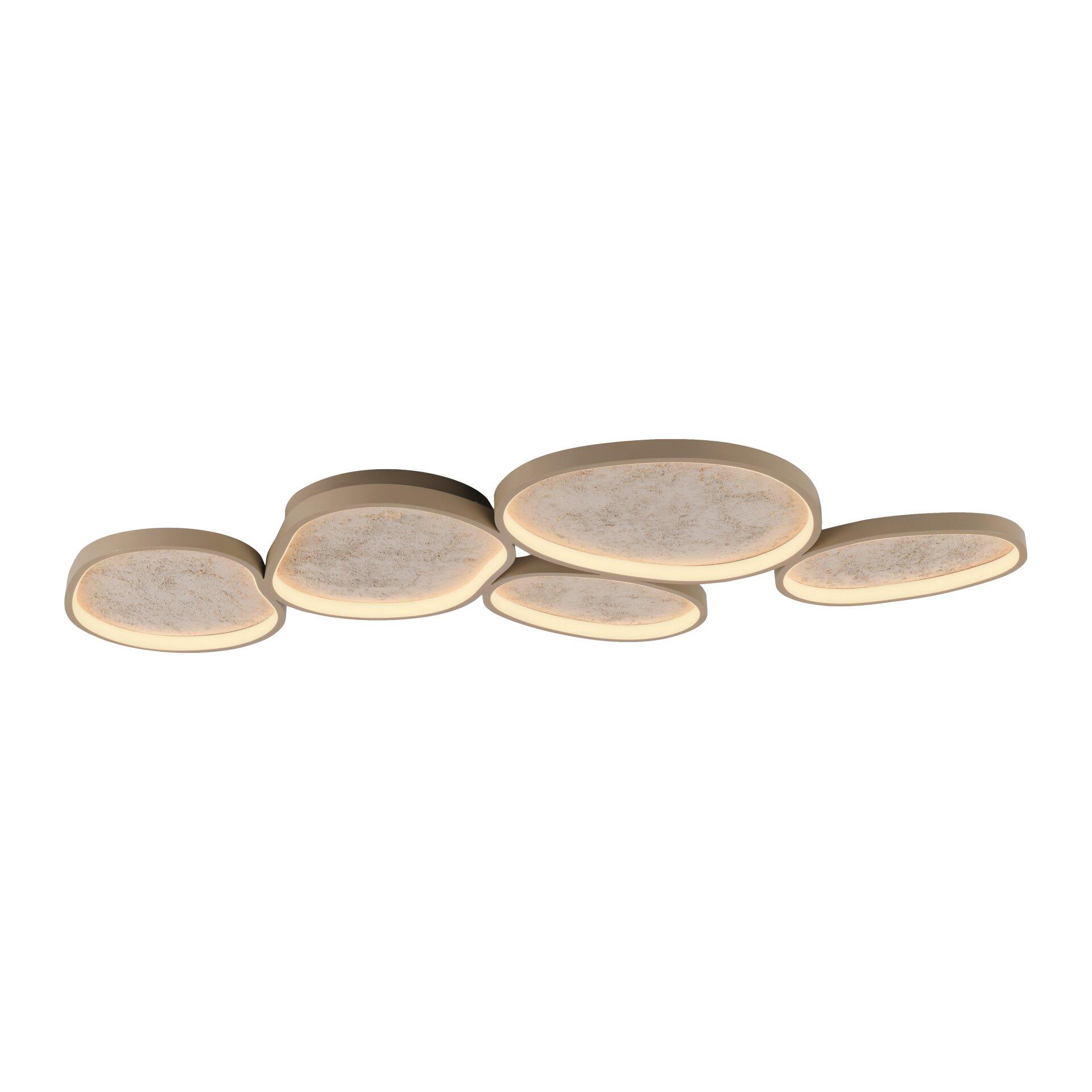 Moderne Deckenleuchte Moonbraker mit fünf ineinander verschachtelten, kreisförmigen Elementen und einem warmen, diffusen Lichtschein, die durch ihre flache Bauweise und die goldene Umrandung der Elemente inszeniert wird.